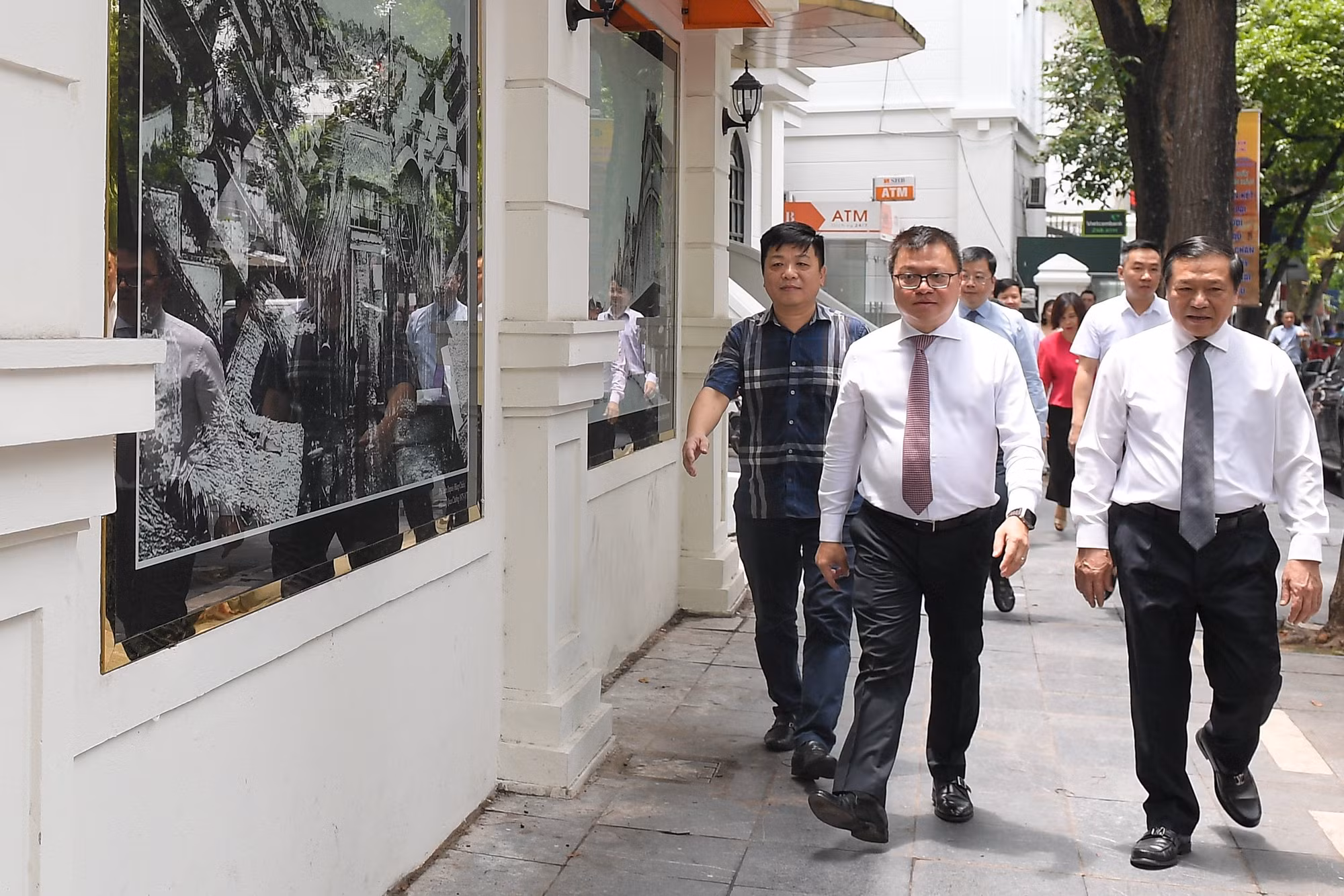 Các đại biểu tham quan gian trưng bày tại cổng Báo Nhân Dân và góc cuối phố Bảo Khánh.