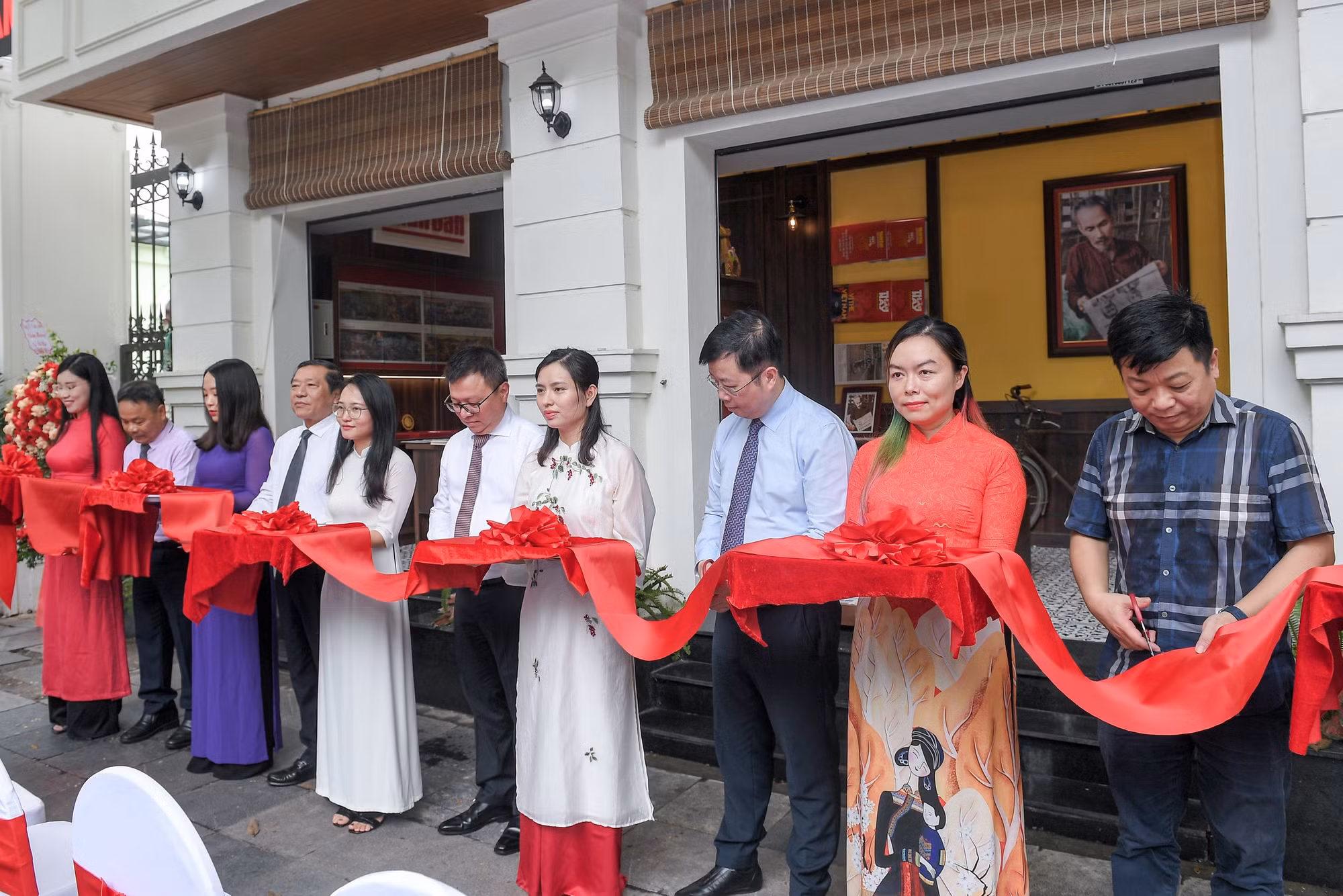 Các đại biểu cắt băng khai mạc ra mắt không gian trưng bày, trải nghiệm và giới thiệu sản phẩm của Báo Nhân Dân.