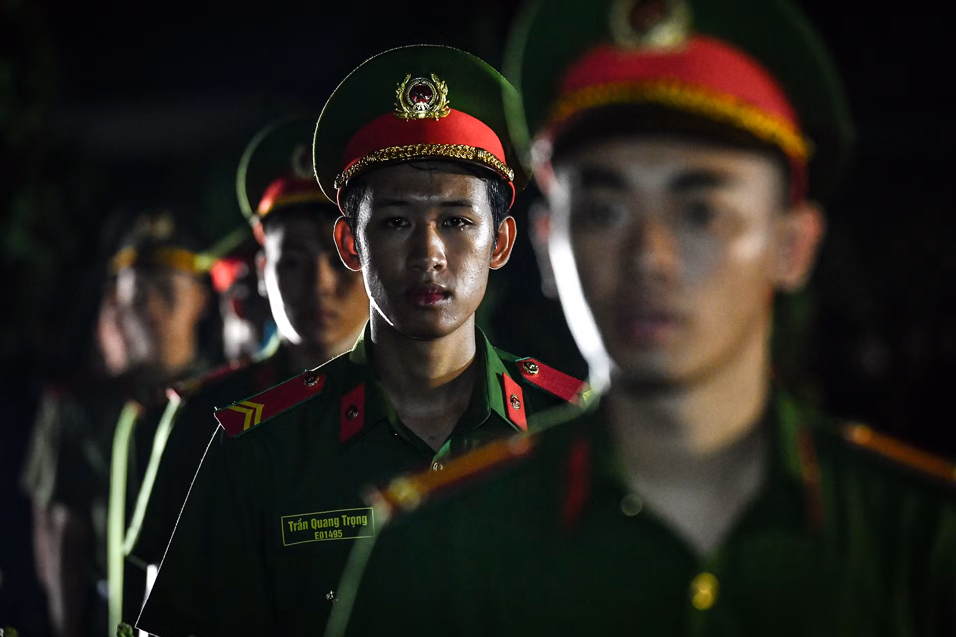 Những hình ảnh xúc động tại “Lễ thắp nến tri ân các Anh hùng liệt sĩ ”.