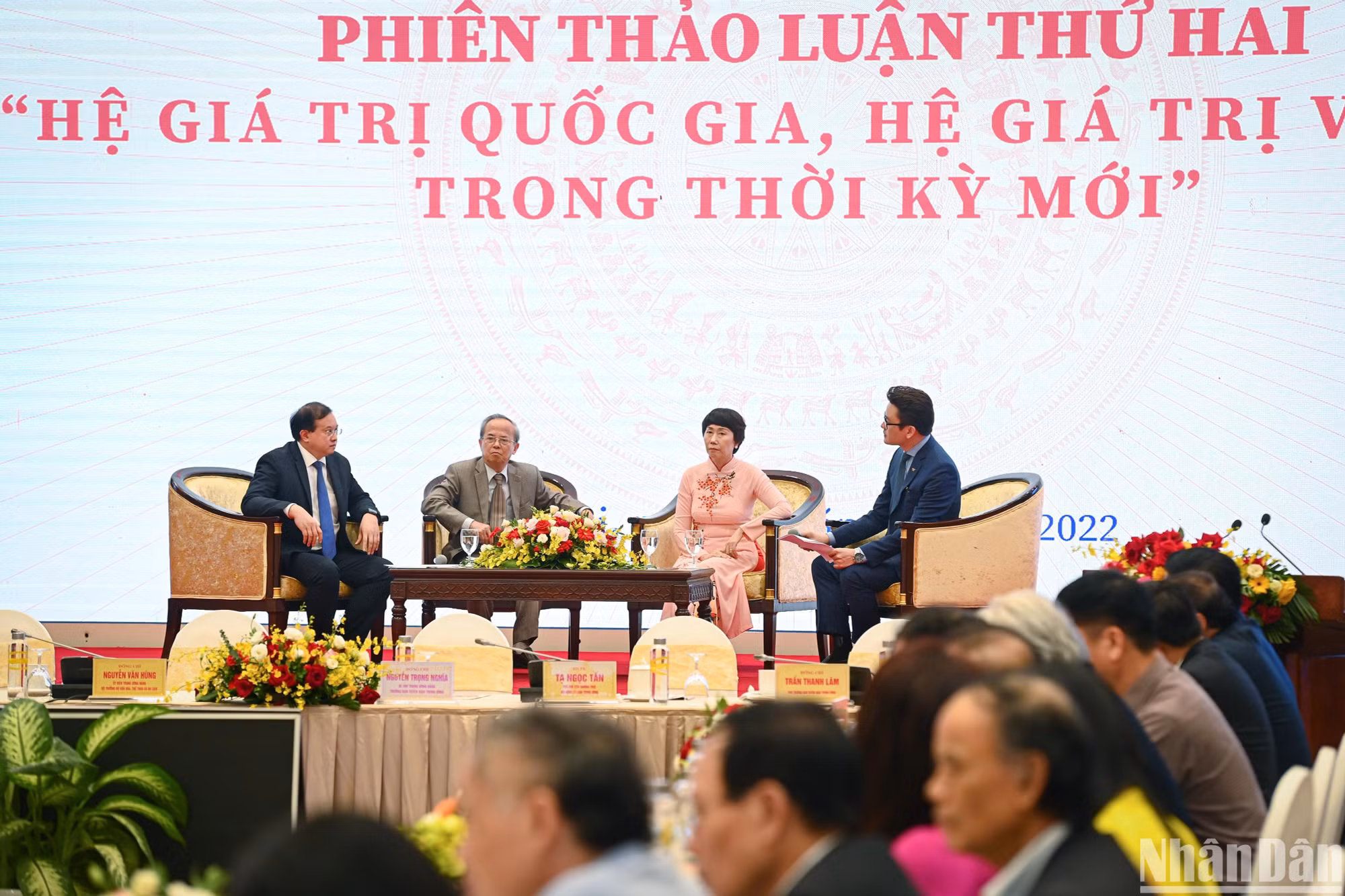 Trong phiên tọa đàm bàn tròn, các đại biểu đã tập trung làm rõ ý nghĩa của việc xây dựng hệ giá trị quốc gia trong giai đoạn hiện nay, cũng như thảo luận các giải pháp thiết thực nhằm xây dựng hệ giá trị quốc gia, hệ giá trị văn hóa Việt Nam trong thời gian tới. Trong phiên tọa đàm bàn tròn, các đại biểu đã tập trung làm rõ ý nghĩa của việc xây dựng hệ giá trị quốc gia trong giai đoạn hiện nay, cũng như thảo luận các giải pháp thiết thực nhằm xây dựng hệ giá trị quốc gia, hệ giá trị văn hóa Việt Nam trong thời gian tới.