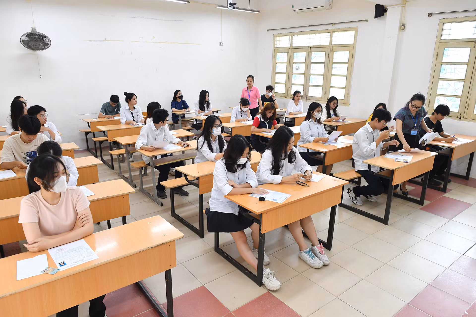 [Ảnh] Hơn 100 nghìn thí sinh Hà Nội làm thủ tục thi tốt nghiệp THPT ảnh 8