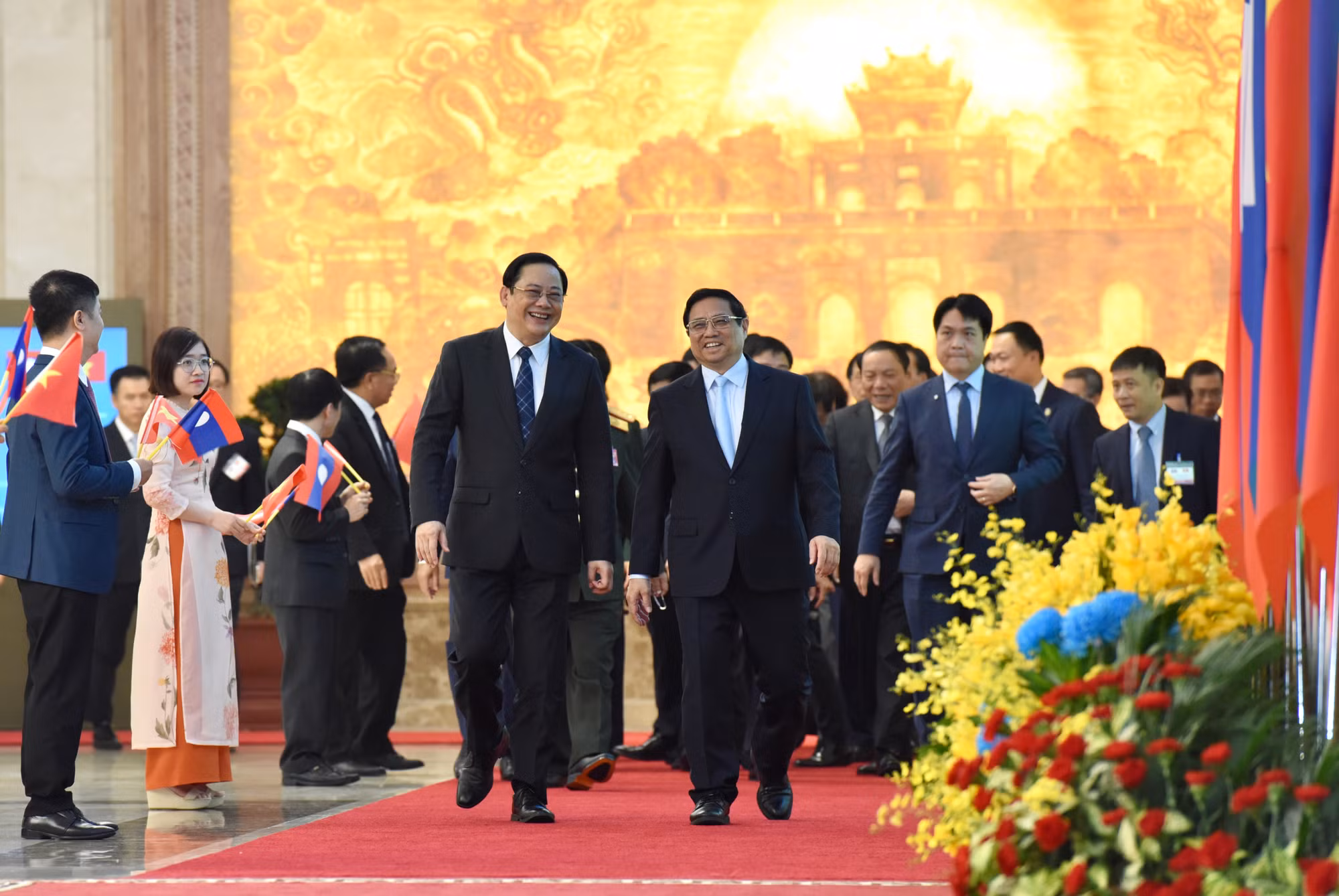 Thủ tướng Phạm Minh Chính và Thủ tướng nước Cộng hòa Dân chủ Nhân dân Lào Sonexay Siphandone đến dự Lễ ký kết văn kiện hợp tác.