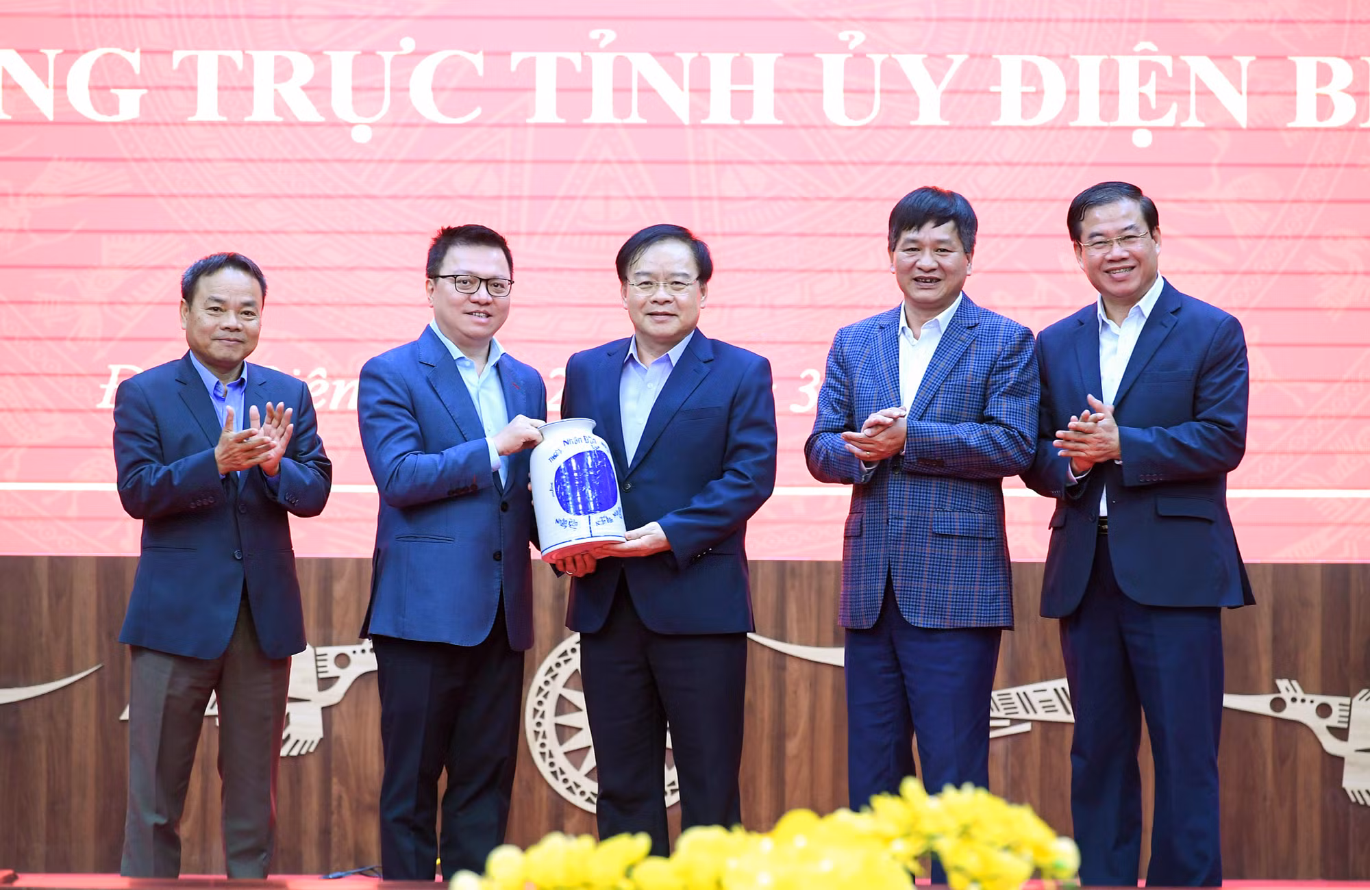 [Ảnh] Đoàn công tác Báo Nhân Dân làm việc với Tỉnh ủy Điện Biên ảnh 5