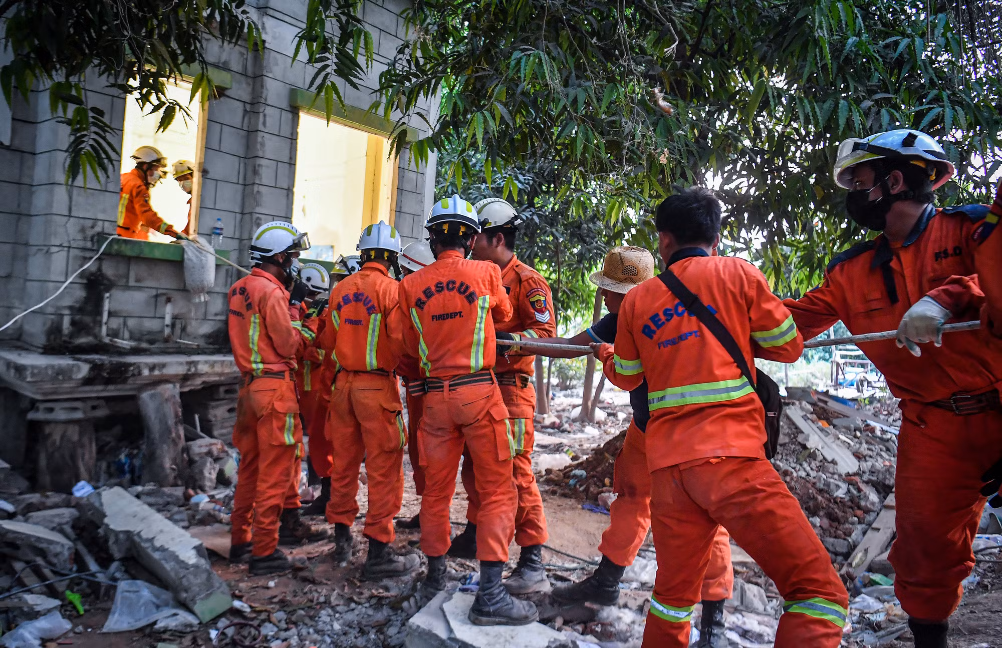 Sau đó, lực lượng hỗ trợ phía ngoài sẽ dùng dây kéo cả đệm, cả người ra ngoài. Sau đó, lực lượng hỗ trợ phía ngoài sẽ dùng dây kéo cả đệm, cả người ra ngoài.