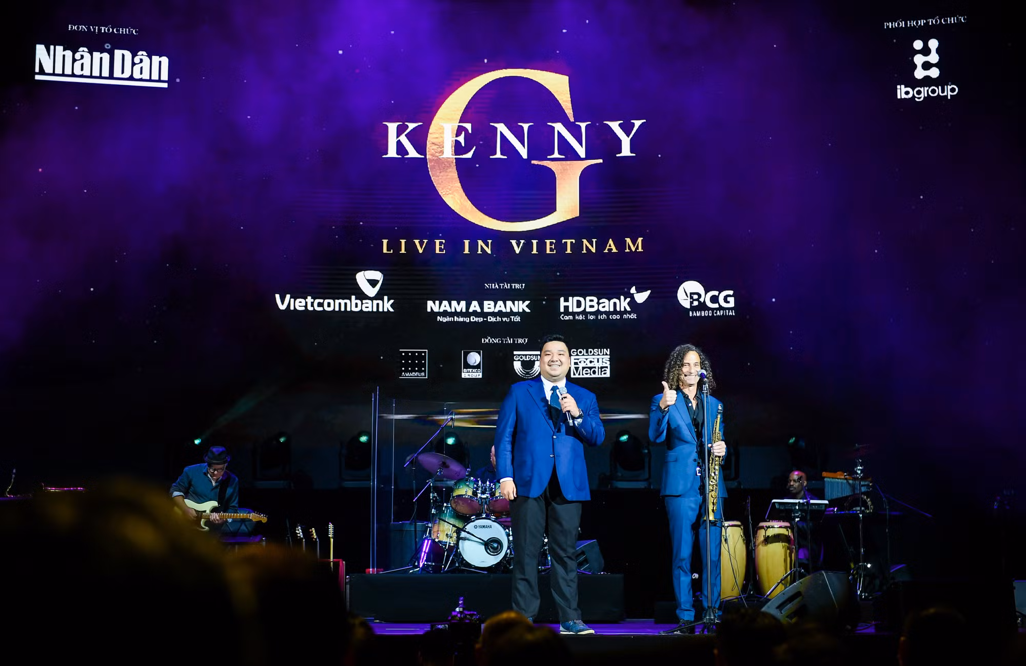 Kenny G hóm hỉnh chia sẻ với khán giả Việt Nam: "Tôi rất thích ăn phở Việt Nam, từ hôm đến đây ngày nào tôi cũng ăn phở".