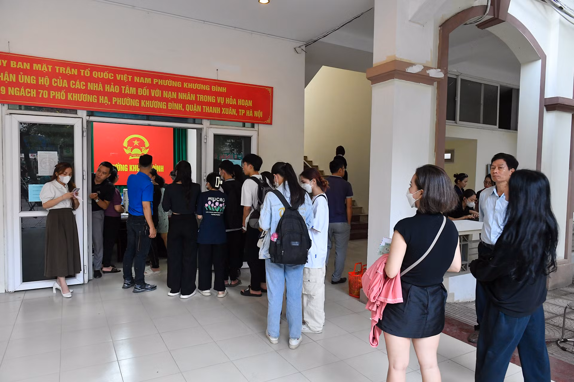 Điểm tiếp nhận tại Ủy ban nhân dân phường Khương Đình chật cứng người đợi tới lượt ủng hộ. Điểm tiếp nhận tại Ủy ban nhân dân phường Khương Đình chật cứng người đợi tới lượt ủng hộ.