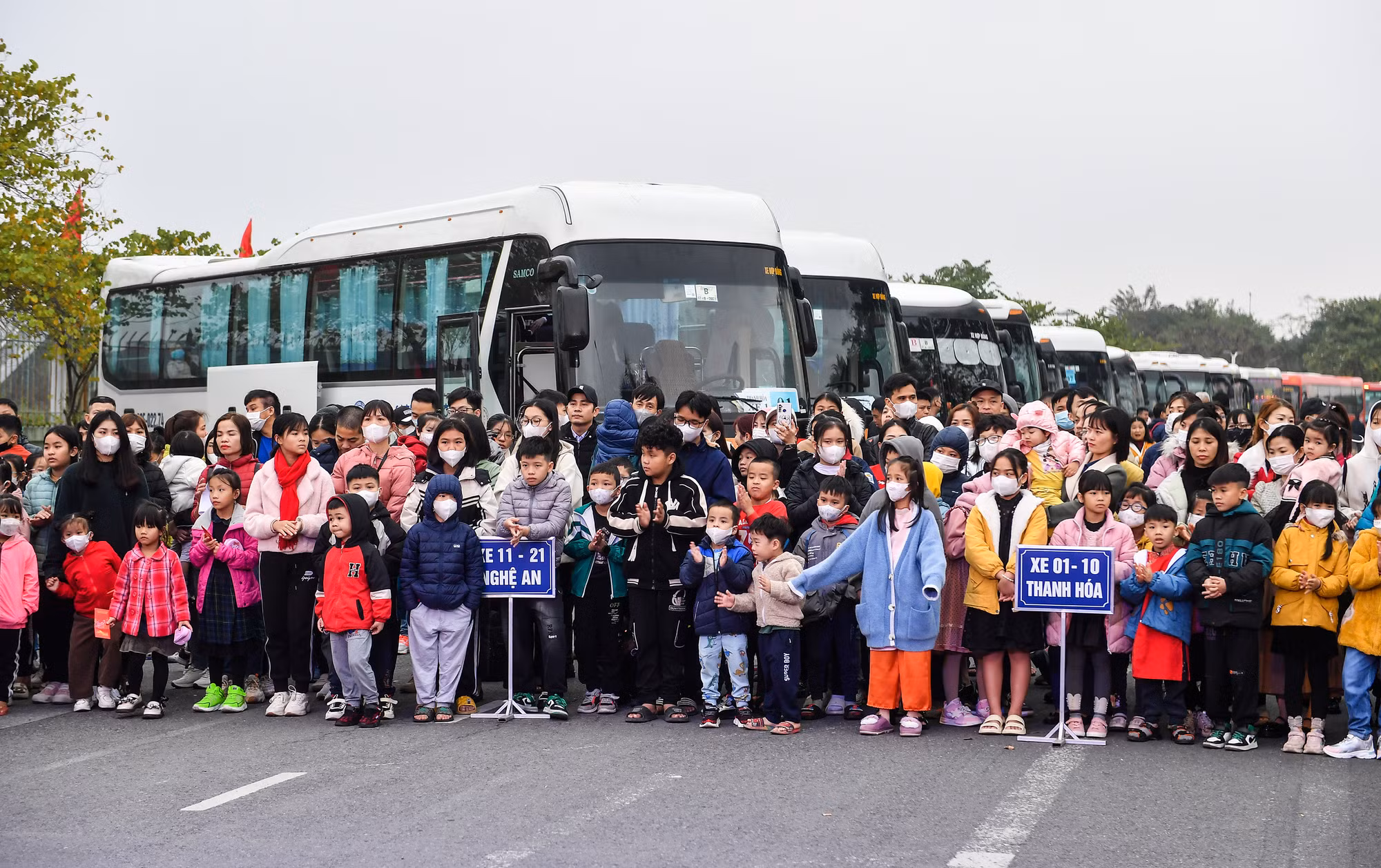 [Ảnh] 1.200 công nhân Hà Nội dậy từ 4 giờ đón chuyến xe miễn phí về quê đón Tết ảnh 6