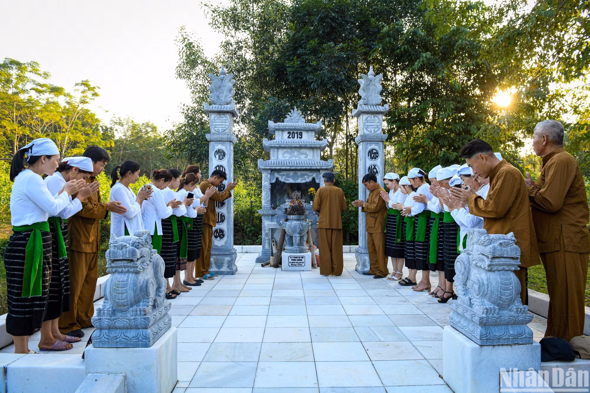 Thầy mo thực hiện nghi lễ cúng bốc Mó tại xóm Mo, xã Nghĩa Xuân, huyện Quỳ Hợp, tỉnh Nghệ An. (Ảnh: THÀNH ĐẠT)