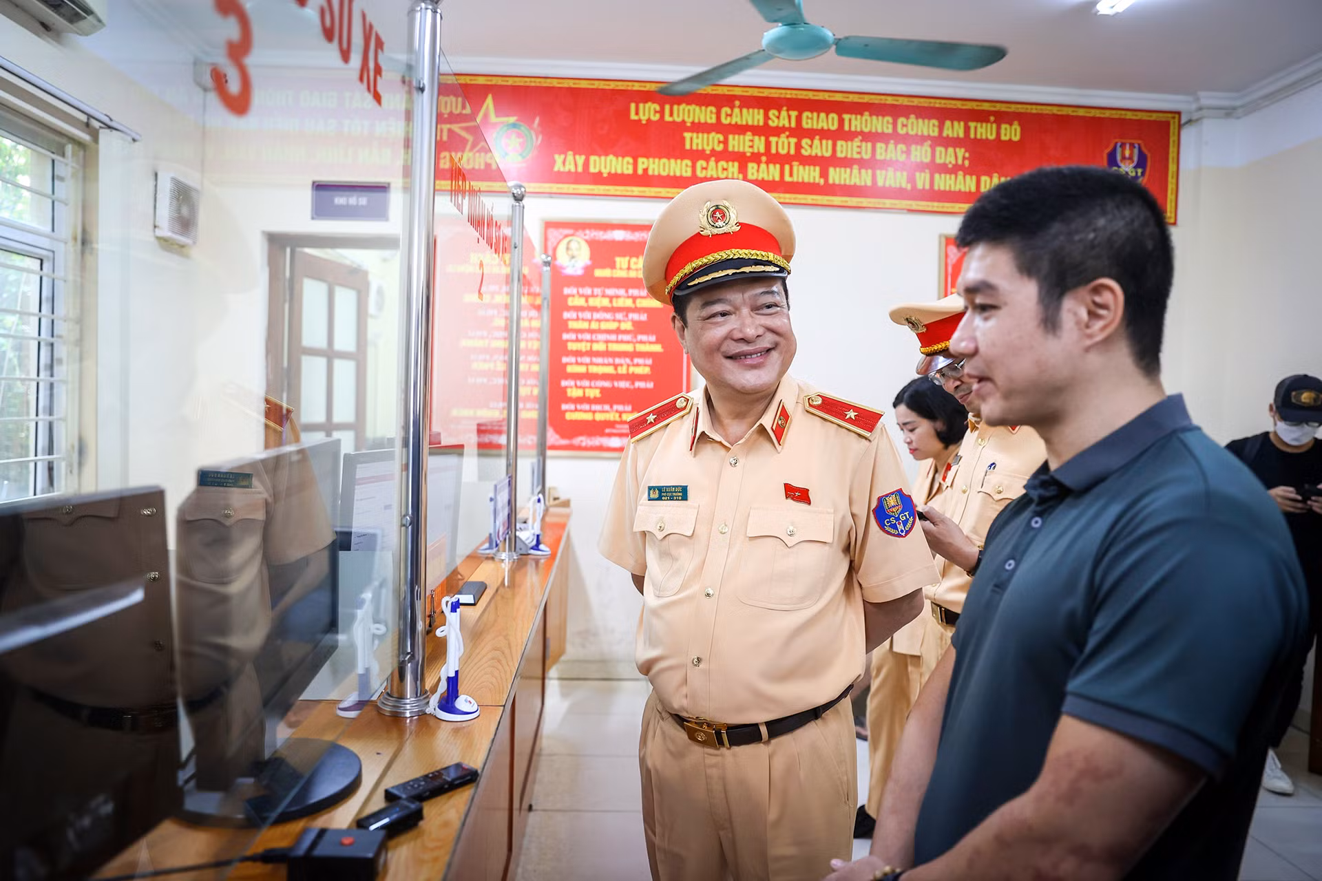 Thiếu tướng Lê Xuân Đức, Phó Cục trưởng Cục Cảnh sát giao thông (C08 Bộ Công an) có mặt tại Cơ sở đăng ký xe số 2 Hà Nội để kiểm tra quy trình làm việc trong ngày đầu thực hiện cấp biển số định danh.