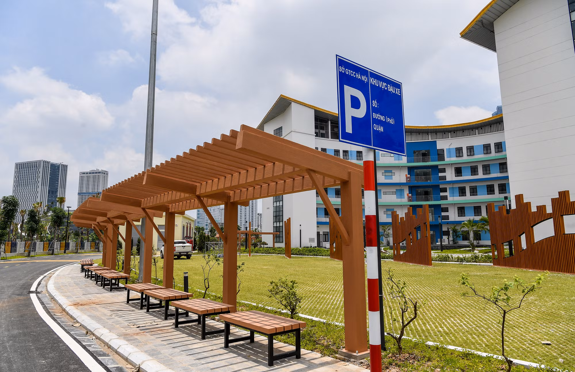 Khu vực đỗ xe và chỗ ngồi nghỉ cho du khách