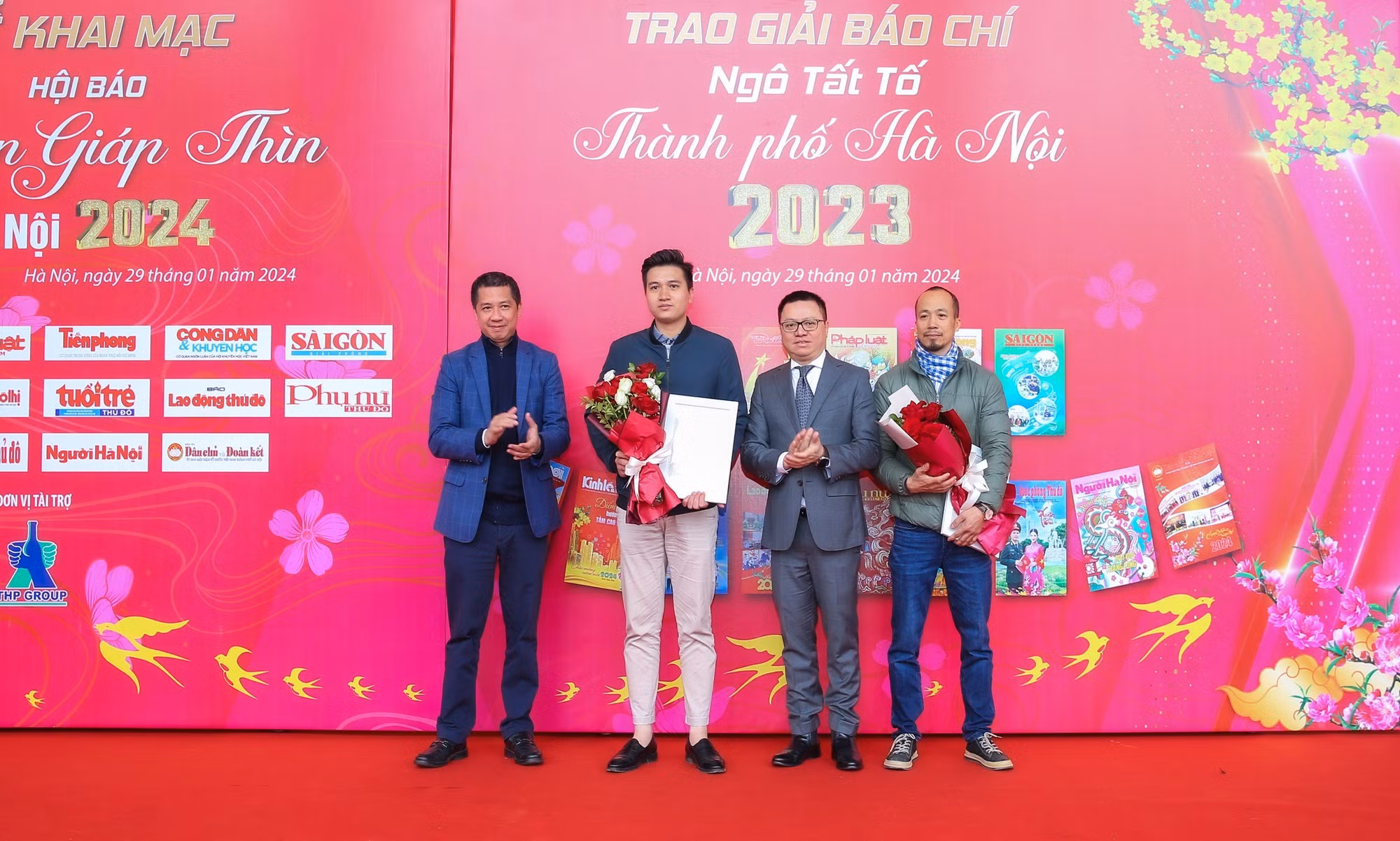 Ủy viên Trung ương Đảng, Phó Trưởng Ban Tuyên giáo Trung ương, Tổng Biên tập Báo Nhân Dân, Chủ tịch Hội Nhà báo Việt Nam Lê Quốc Minh trao Giải Đặc biệt cho nhóm tác giả của Đài Phát thanh-Truyền hình Hà Nội.