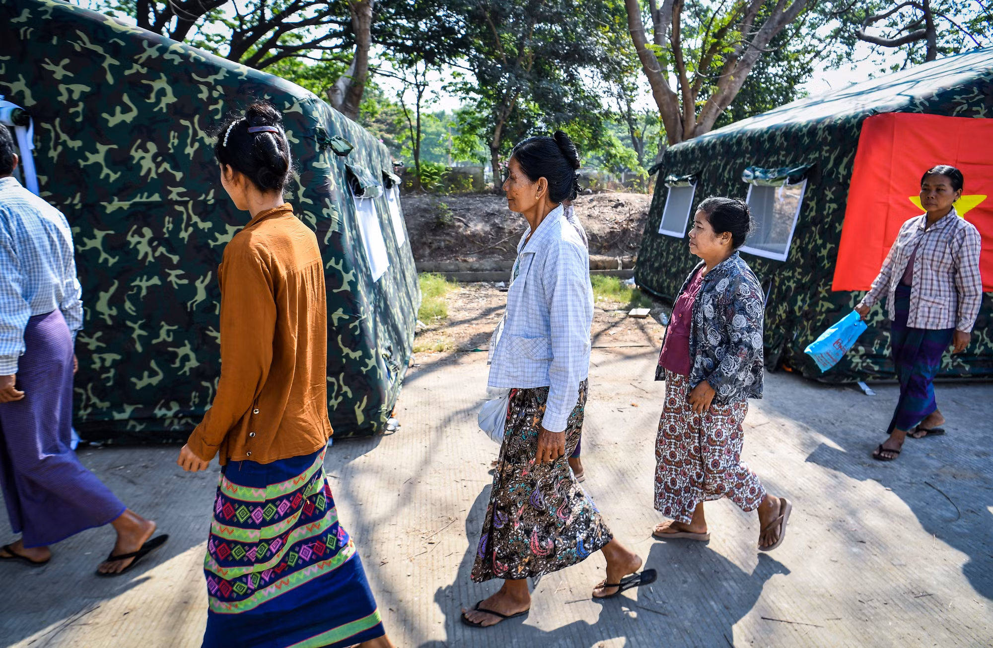 Hàng chục người dân Myanmar có mặt tại Bệnh viện Ottara Thiri, Thủ đô Naypyidaw (Myanmar) xếp hàng đến khám chữa bệnh. Hàng chục người dân Myanmar có mặt tại Bệnh viện Ottara Thiri, Thủ đô Naypyidaw (Myanmar) xếp hàng đến khám chữa bệnh.