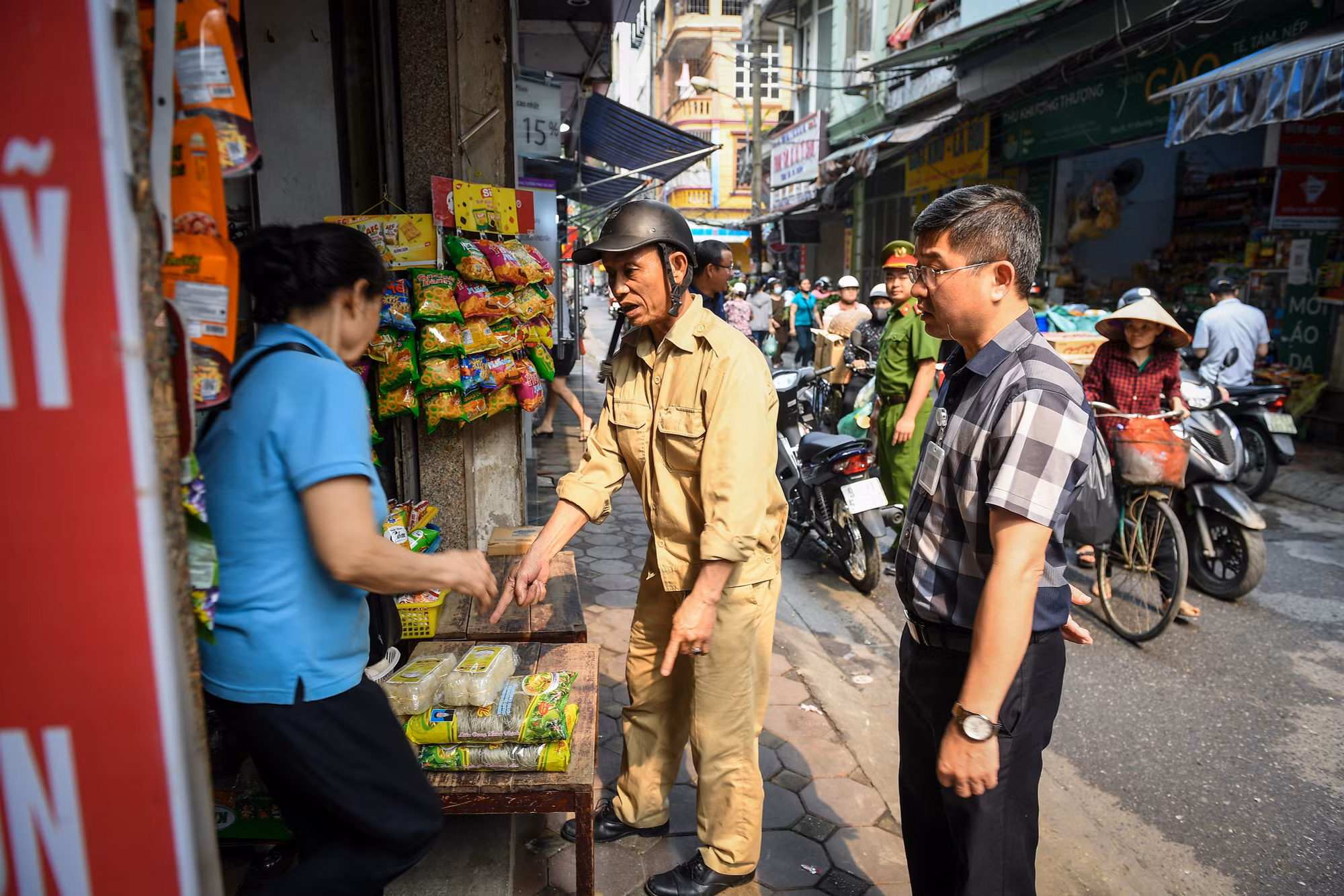 Tổ công tác của Ủy ban nhân dân phường Ngã Tư Sở nhắc nhở và yêu cầu các trường hợp vi phạm.