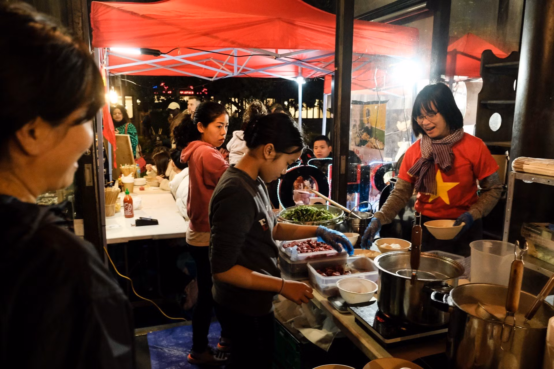 [Ảnh] Những bát phở “sưởi ấm” cổ động viên Việt Nam tại Auckland ảnh 9