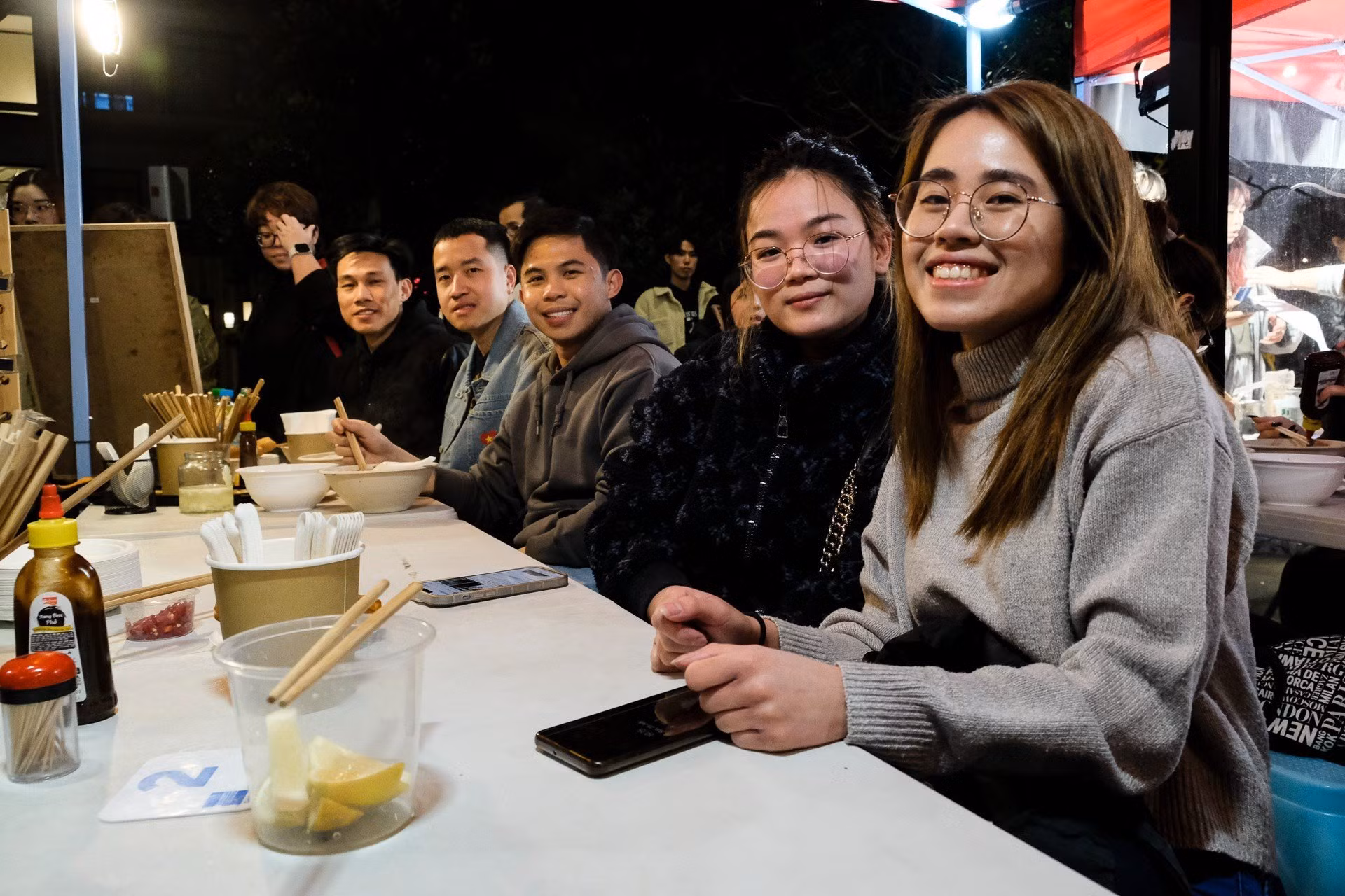 [Ảnh] Những bát phở “sưởi ấm” cổ động viên Việt Nam tại Auckland ảnh 15