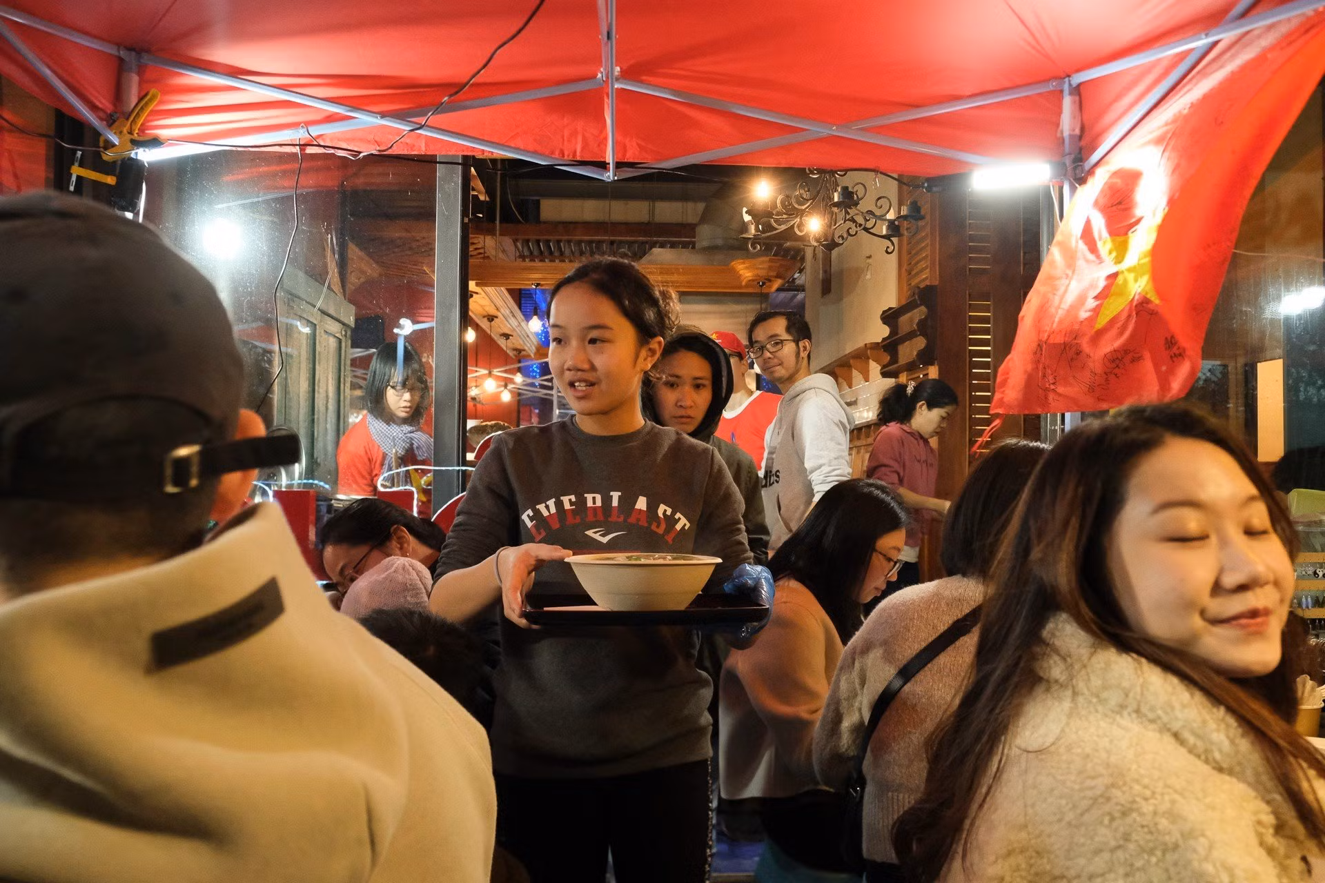 [Ảnh] Những bát phở “sưởi ấm” cổ động viên Việt Nam tại Auckland ảnh 8