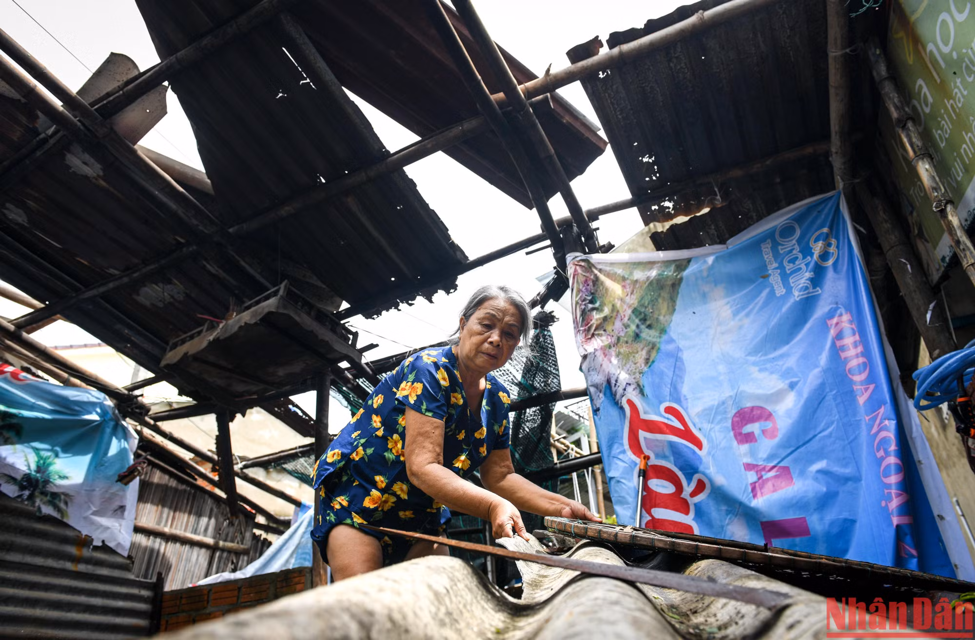 Bà Nguyễn Thị Thương, 82 tuổi không có chồng con đang tất bật dọn dẹp lại ngôi nhà cấp 4 tan hoang sau bão.