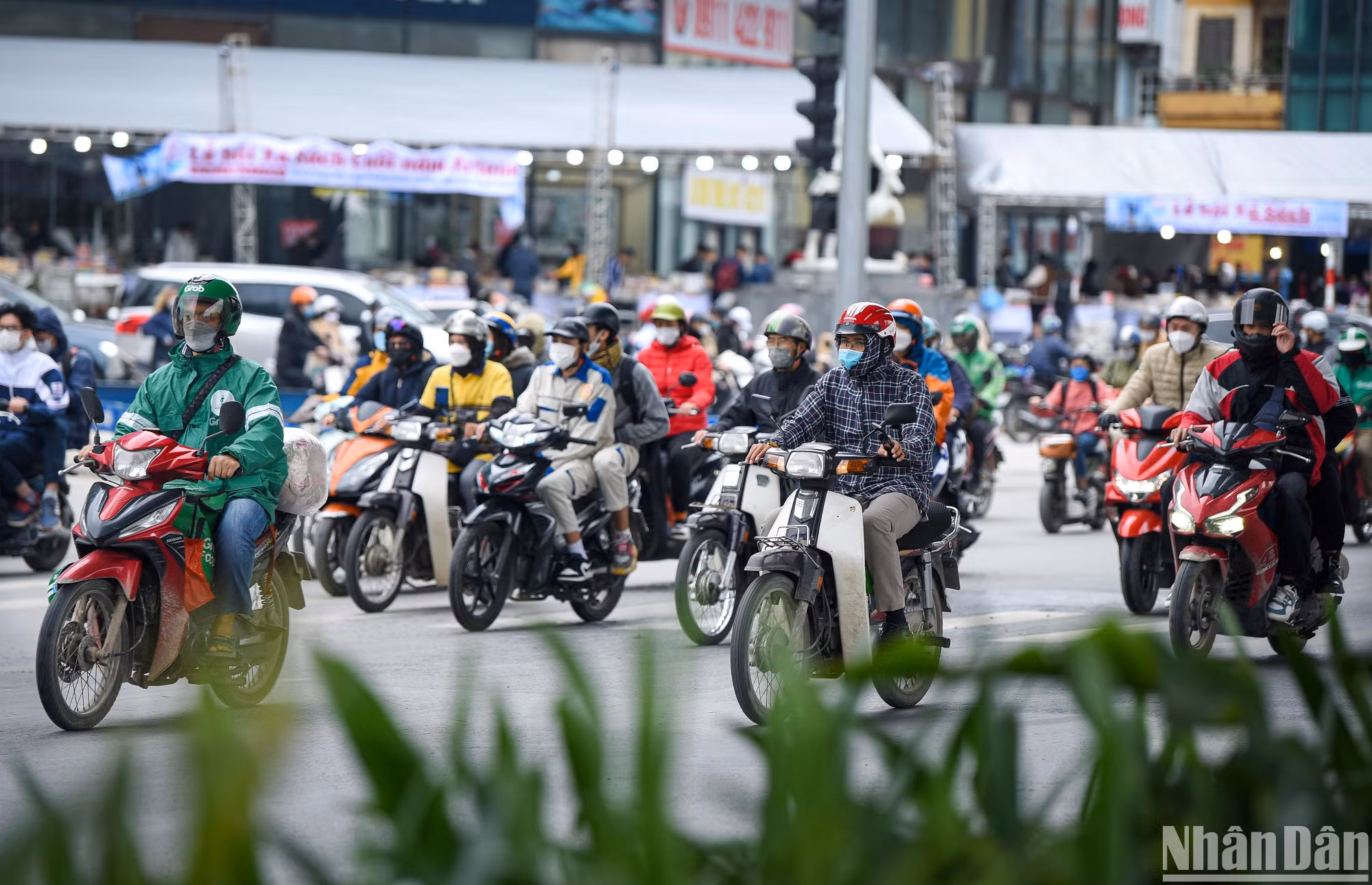 Trong sáng 1/12, trên nhiều tuyến phố, người dân phải trang bị áo ấm khi ra đường. (Ảnh: THÀNH ĐẠT) Trong sáng 1/12, trên nhiều tuyến phố, người dân phải trang bị áo ấm khi ra đường. (Ảnh: THÀNH ĐẠT)