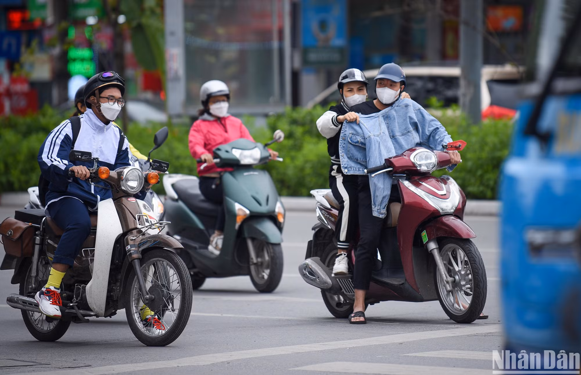 Người đi đường dùng mọi cách để tránh rét. (Ảnh: THÀNH ĐẠT) Người đi đường dùng mọi cách để tránh rét. (Ảnh: THÀNH ĐẠT)