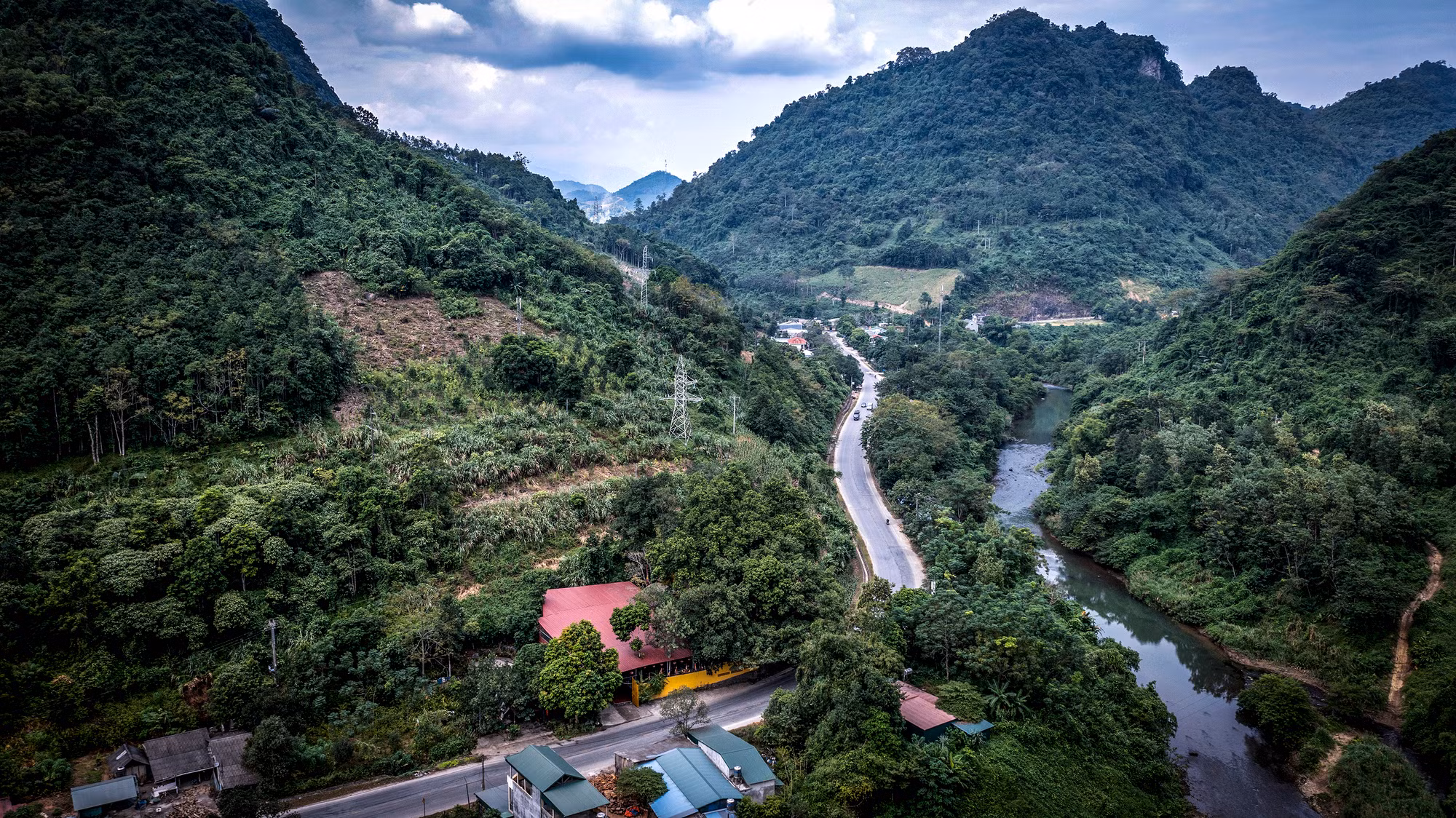 Sau nhiều năm trở lại, cực Tây Tổ quốc đã đổi thay diện mạo với những con đường phẳng lỳ chạy qua những ngầm, suối cũ... Sau nhiều năm trở lại, cực Tây Tổ quốc đã đổi thay diện mạo với những con đường phẳng lỳ chạy qua những ngầm, suối cũ...