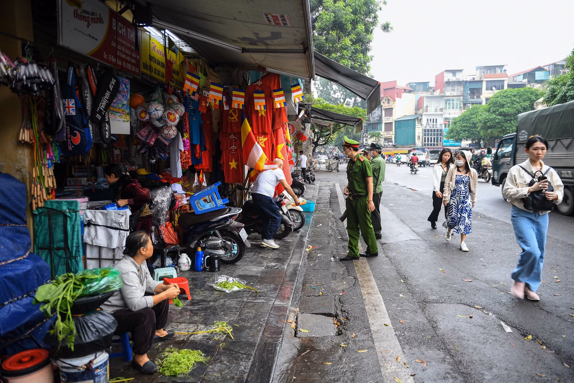 Theo ghi nhận của phóng viên, các tuyến phố như Đồng Xuân, Hàng Giấy, Nguyễn Hữu Huân... đã trở nên gọn gàng, thông thoáng hơn so với hơn 1 tháng trước đây. Lực lượng Công an các phường, quận... liên tục tiến hành nhắc nhở, xử phạt các trường hợp cố tình lấn chiếm vỉa hè.