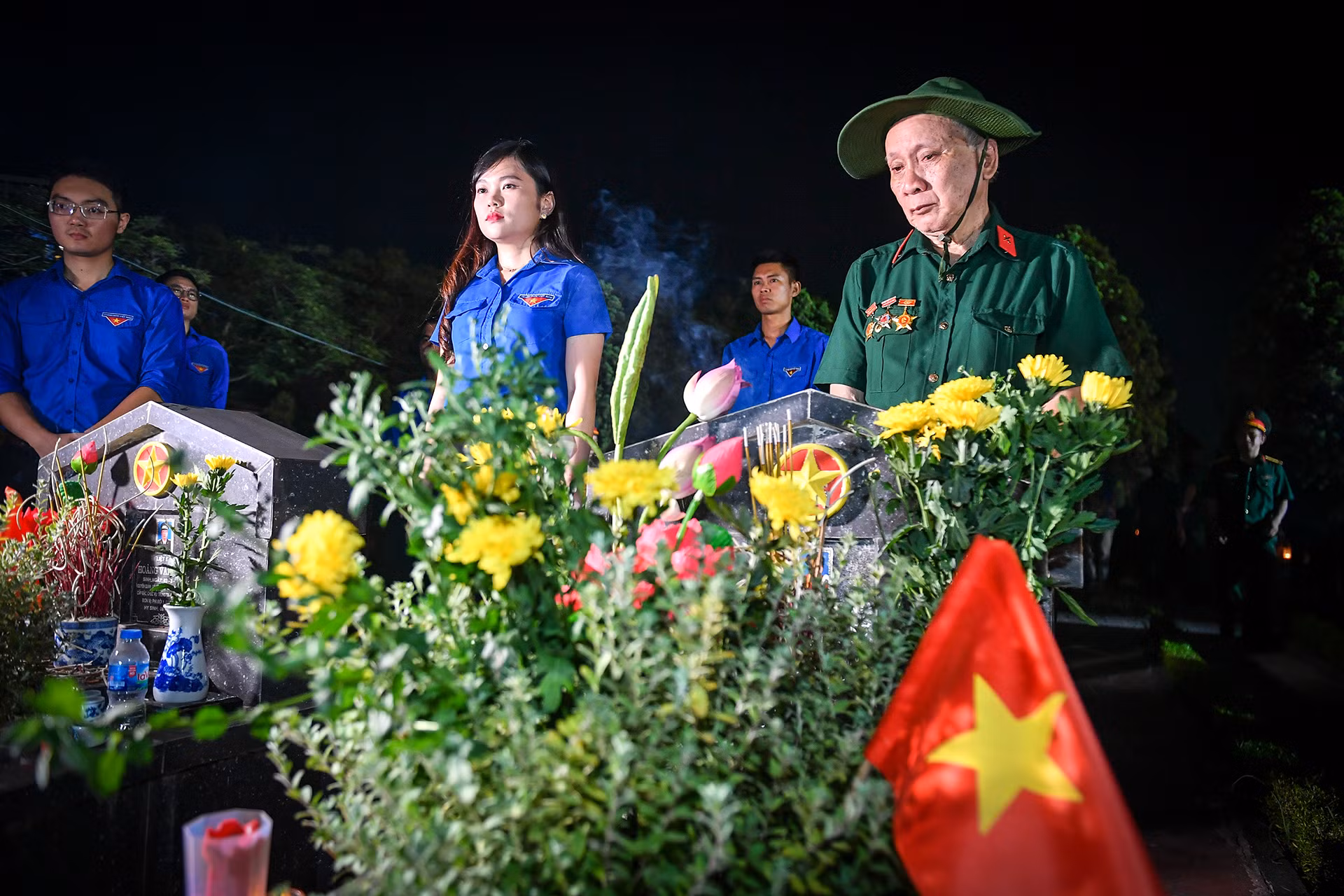 Nhiều gia đình, thân nhân các liệt sĩ có mặt tại nghĩa trang để tưởng nhớ các liệt sĩ.