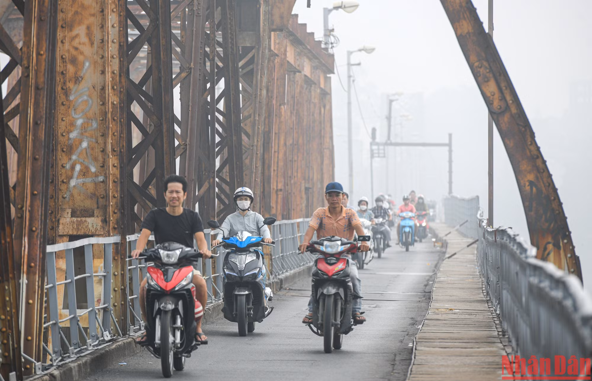Sương mù dày đặc sáng nay khiến tầm nhìn giảm, người đi đường không thể nhìn thấy phía cuối cầu Long Biên khi đứng trên mặt cầu.