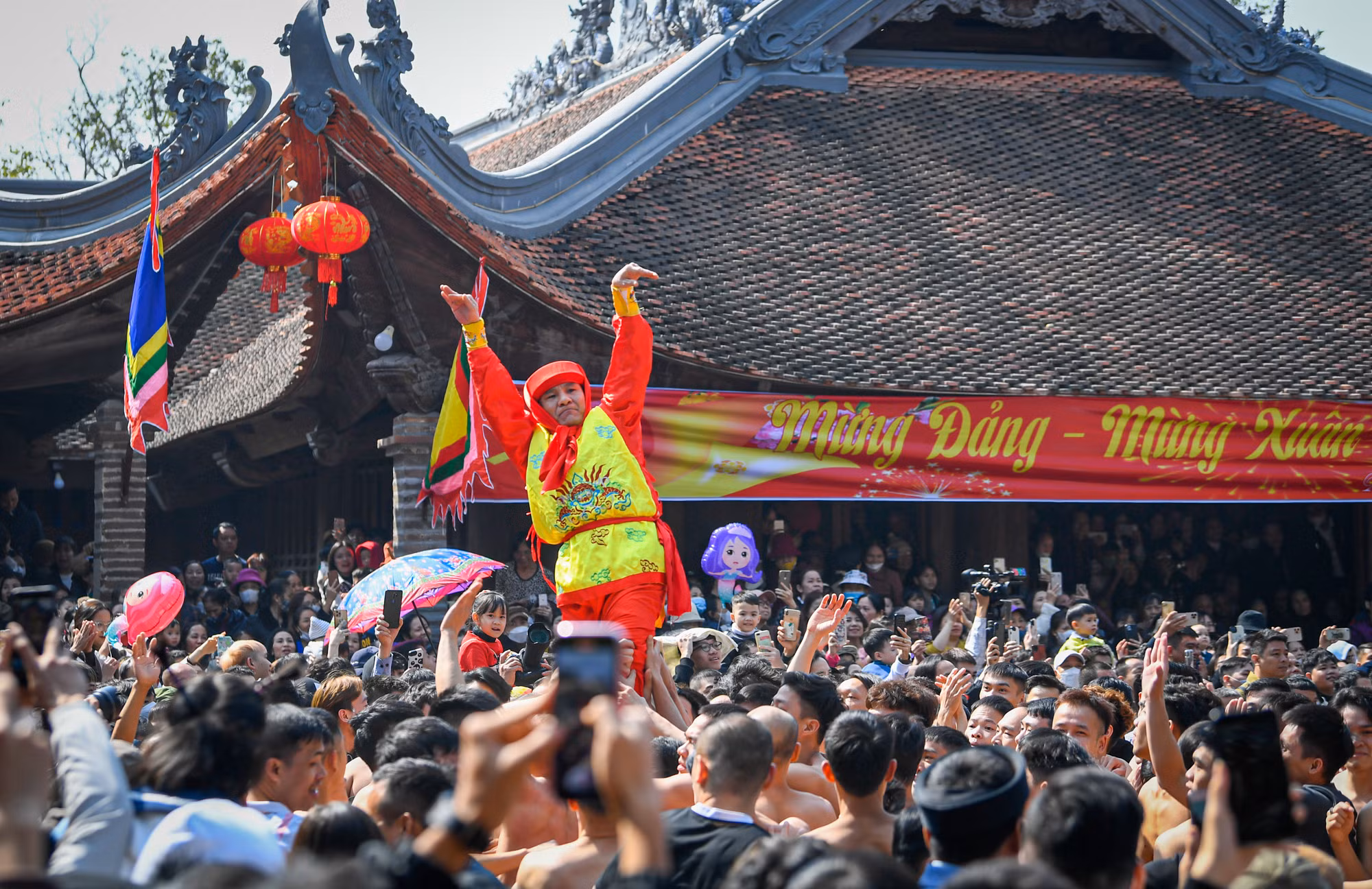 Mỗi vị tướng sẽ có trách nhiệm tổ chức quân cũng như làm ra một quả pháo. Quan đám khăn đóng giả gái mua vui cho mọi người. Vị quan đám nào được giữ đứng lâu nhất sẽ là người chiến thắng. Tiêu chuẩn lựa chọn 4 ông quan đám: Người 51 tuổi, gia đình văn hóa, con cái thành đạt.