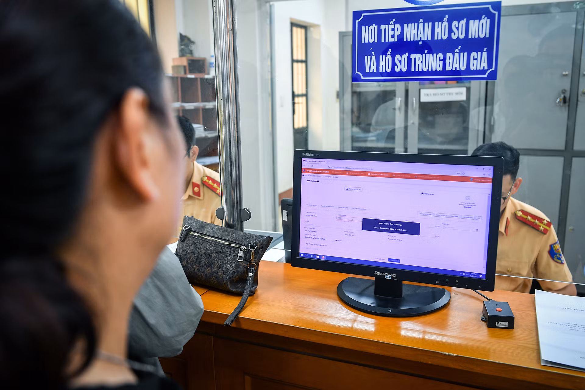 Màn hình máy tính hiển thị thông tin về phương tiện được quay ra ngoài khu vực người dân làm các thủ tục để kiểm tra thông tin. Đơn vị đã phải tập huấn, học hỏi để sử dụng thành thạo công nghệ nhằm phục vụ người dân đến làm các thủ tục một cách tốt nhất.