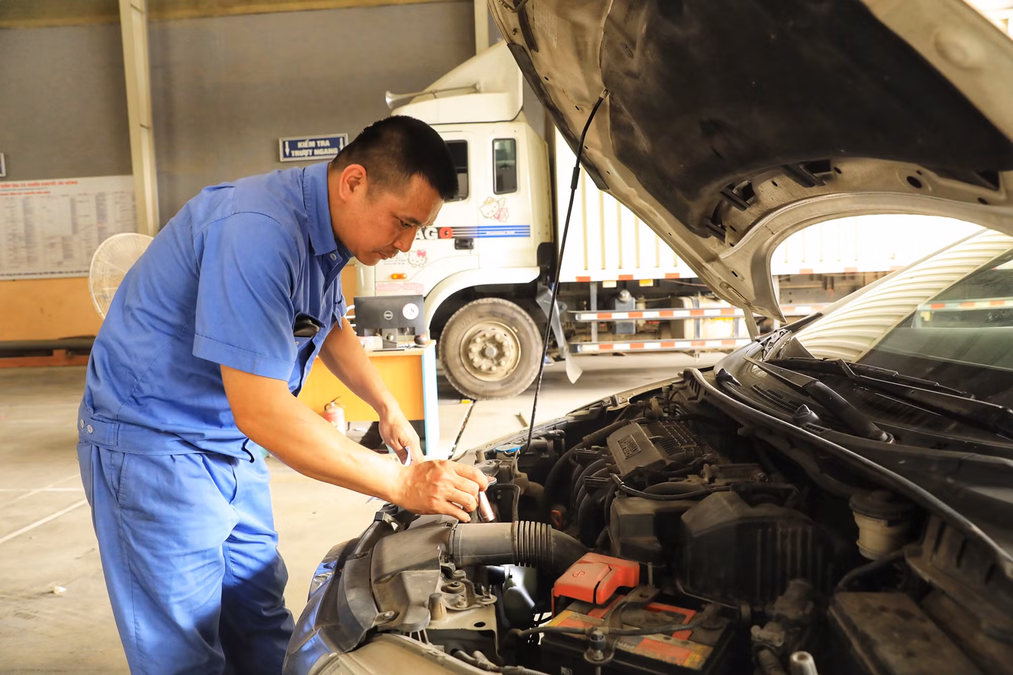 Cục Đăng kiểm Việt Nam tiếp tục khuyến cáo, người dân ở Hà Nội chủ động đưa xe sang các trung tâm đăng kiểm ở các tỉnh lân cận để thực hiện kiểm định xe, tránh phải chờ lâu, ùn tắc ở Hà Nội. Cục Đăng kiểm Việt Nam tiếp tục khuyến cáo, người dân ở Hà Nội chủ động đưa xe sang các trung tâm đăng kiểm ở các tỉnh lân cận để thực hiện kiểm định xe, tránh phải chờ lâu, ùn tắc ở Hà Nội.
