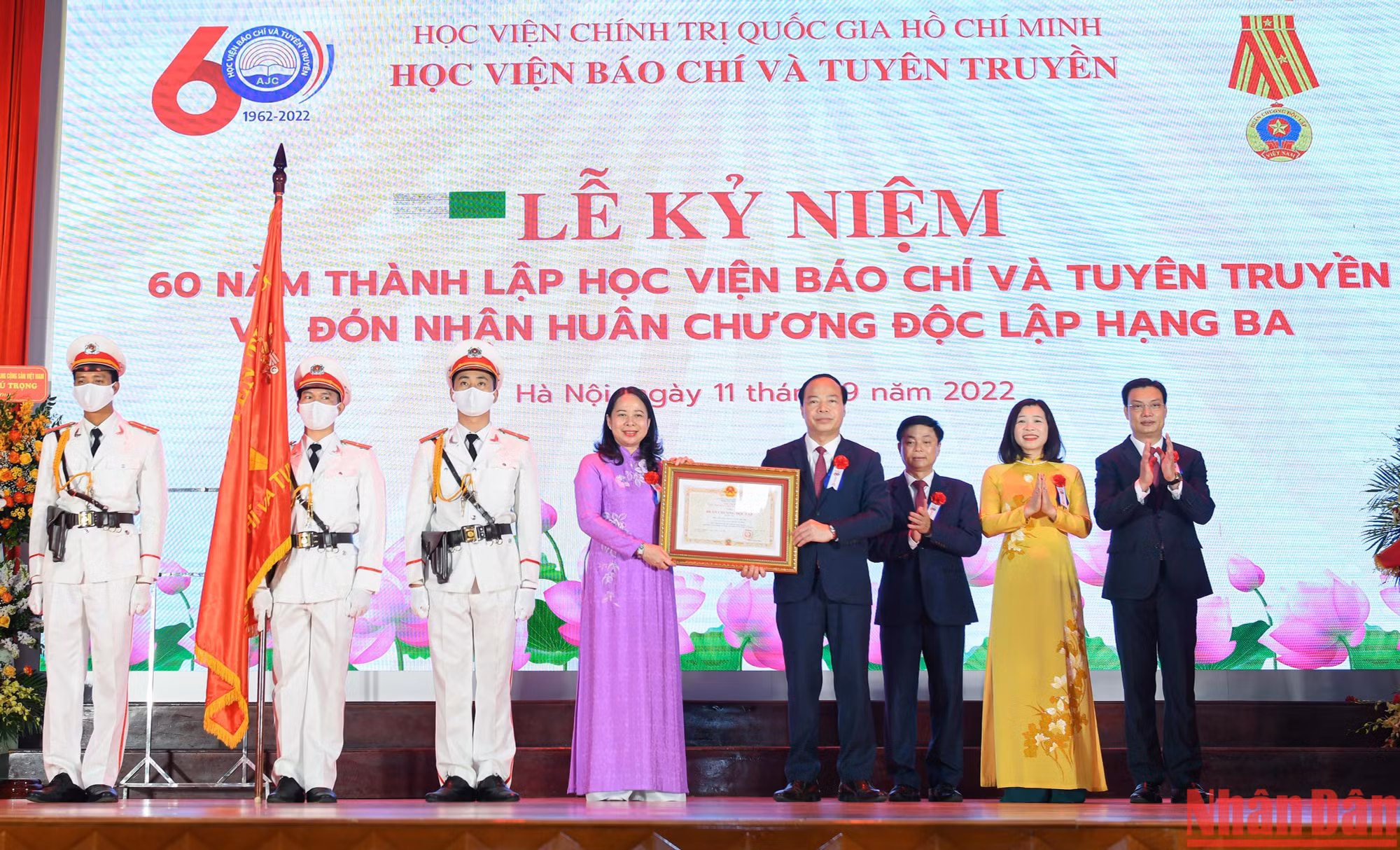 Phó Chủ tịch nước Võ Thị Ánh Xuân, Phó Chủ tịch thứ nhất Hội đồng thi đua-khen thưởng Trung ương trao tặng Huân chương Độc lập hạng Ba cho Học viện Báo chí và Tuyên truyền. Phó Chủ tịch nước Võ Thị Ánh Xuân, Phó Chủ tịch thứ nhất Hội đồng thi đua-khen thưởng Trung ương trao tặng Huân chương Độc lập hạng Ba cho Học viện Báo chí và Tuyên truyền.