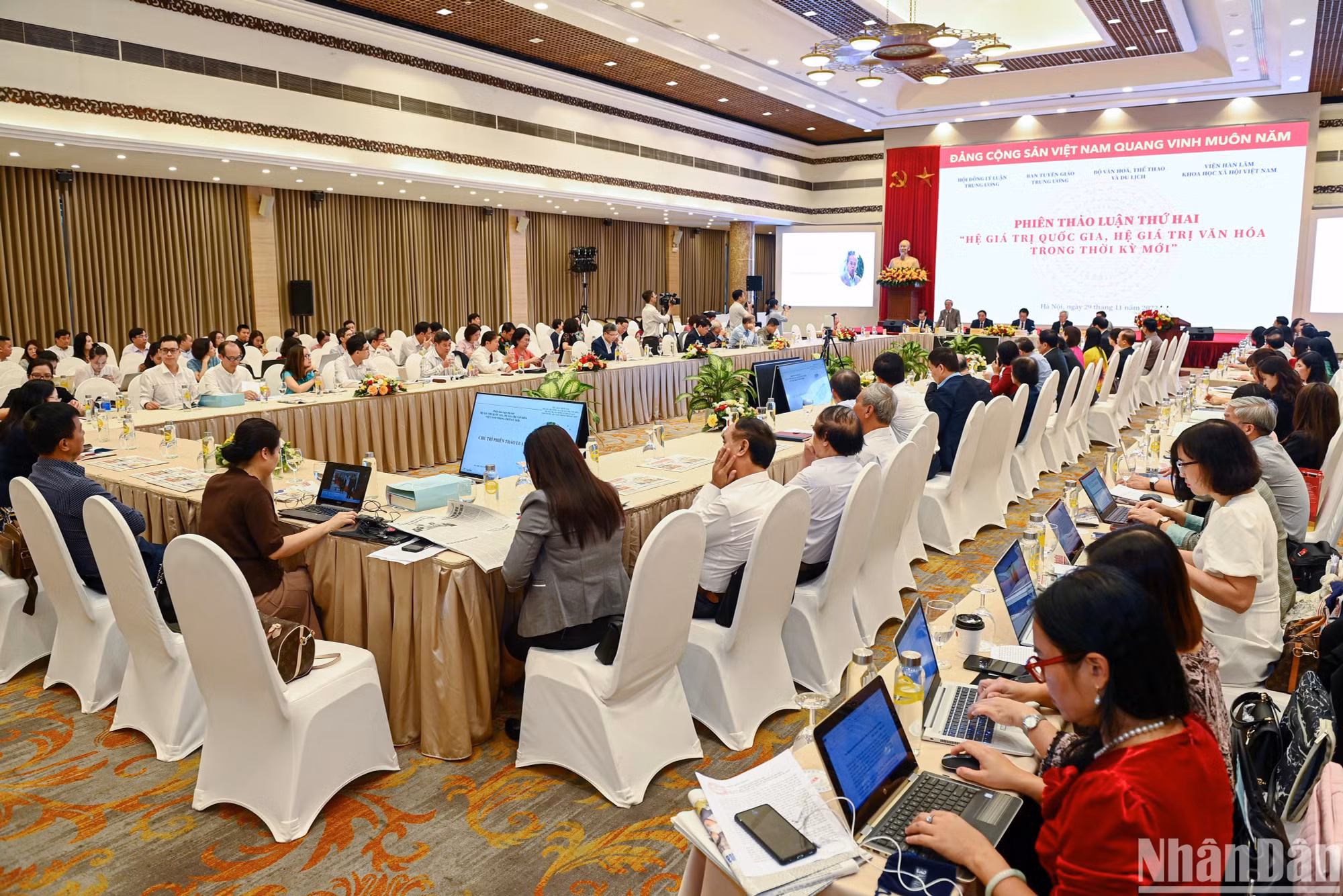 Quang cảnh hội nghị phiên thảo luận thứ hai. Quang cảnh hội nghị phiên thảo luận thứ hai.
