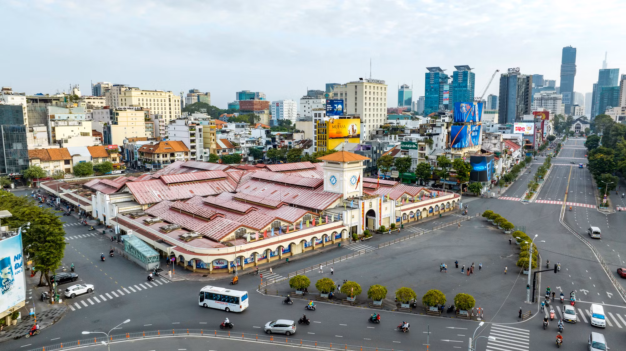 Chợ Bến Thành, một biểu tượng văn hóa du lịch của Thành phố Hồ Chí Minh. Chợ Bến Thành, một biểu tượng văn hóa du lịch của Thành phố Hồ Chí Minh.