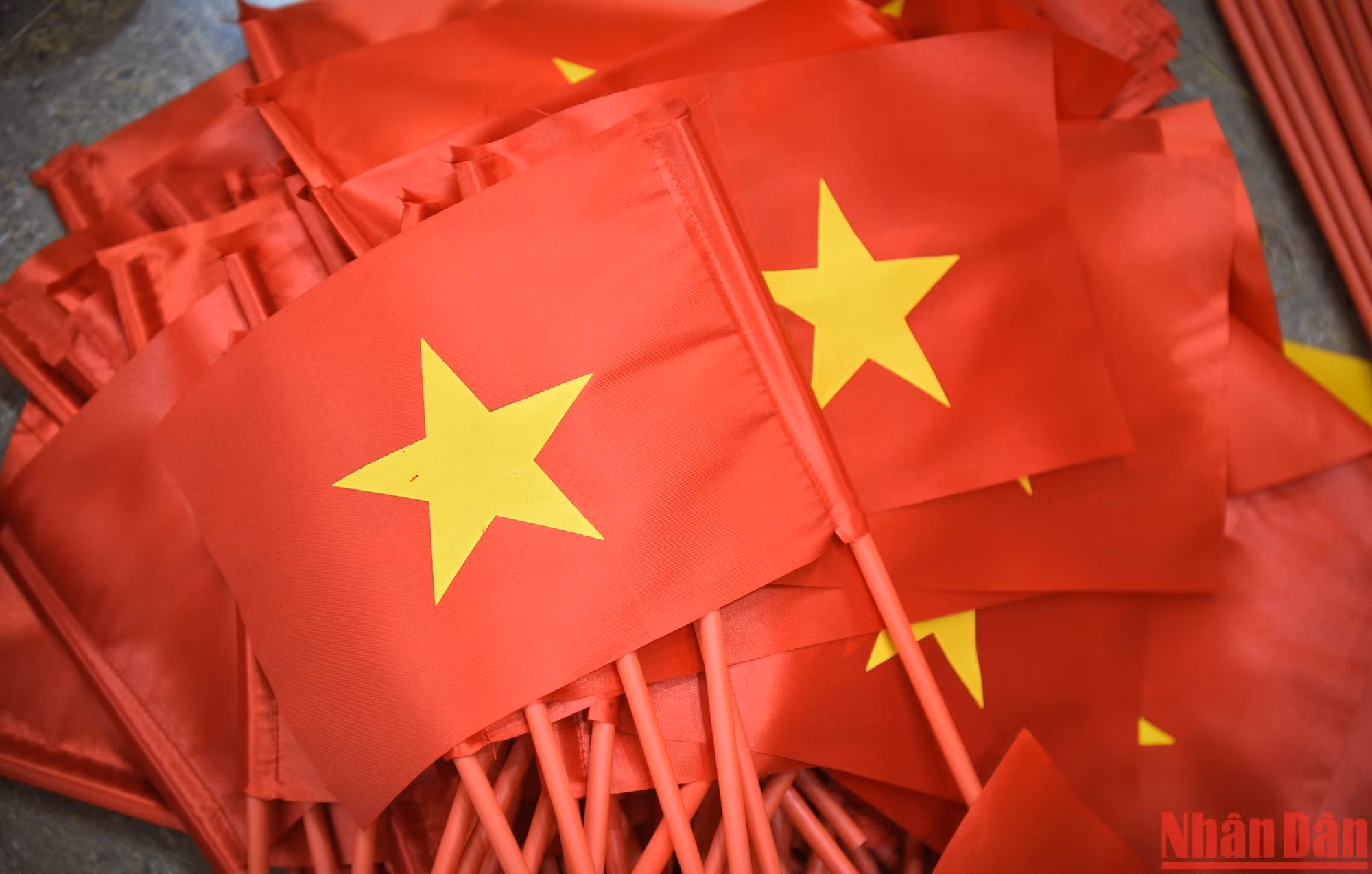 Nơi đây nổi tiếng là làng may cờ Tổ quốc lớn nhất Hà Nội, gắn liền với những sự kiện trọng đại của dân tộc. Nơi đây nổi tiếng là làng may cờ Tổ quốc lớn nhất Hà Nội, gắn liền với những sự kiện trọng đại của dân tộc.