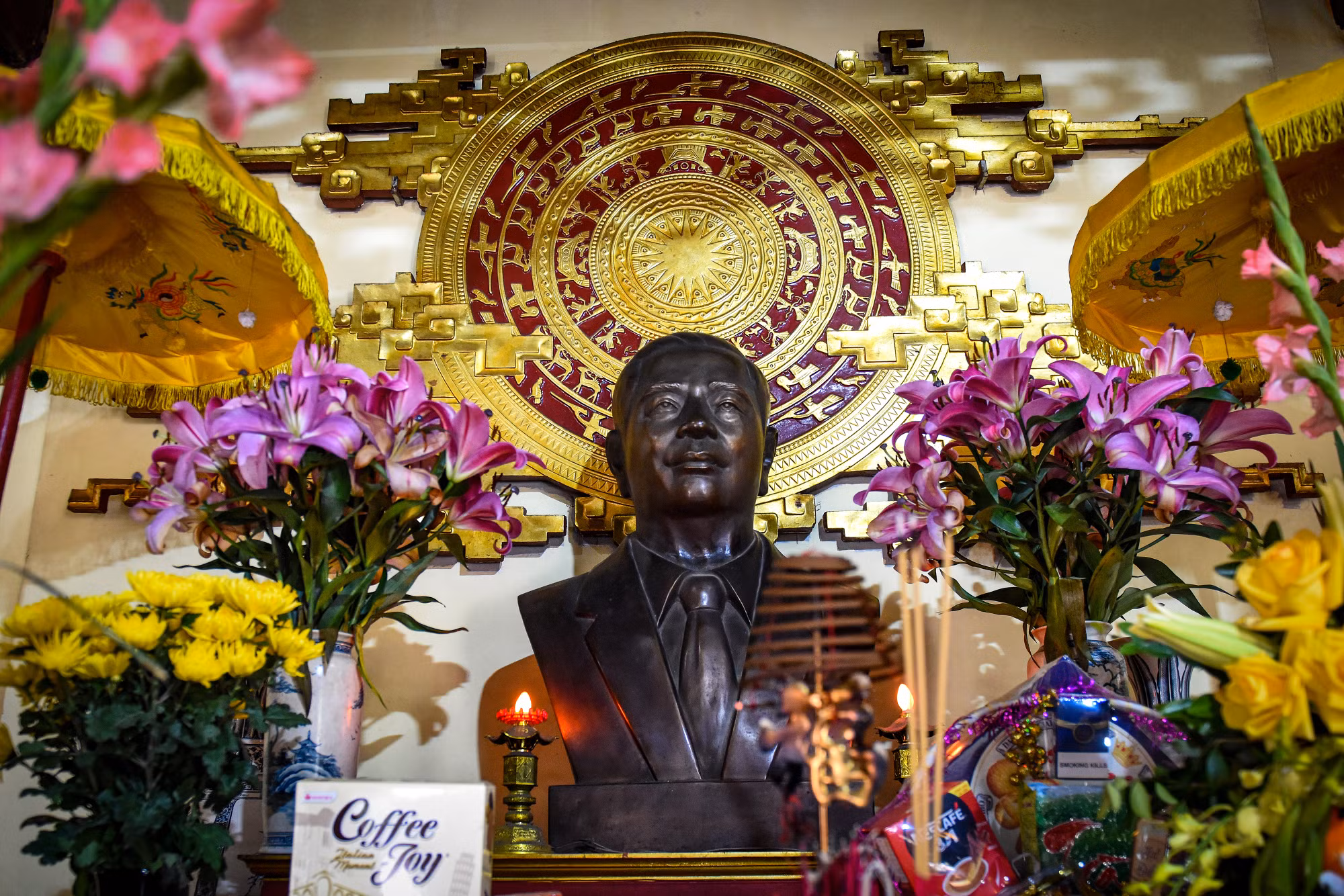 Trên ban thờ là pho tượng đồng chí Nguyễn Văn Linh được đúc bằng đồng do Thành ủy, Hội đồng nhân dân, Ủy ban Mặt trận Tổ quốc Việt Nam Thành phố Hồ Chí Minh dâng tặng. Trên ban thờ là pho tượng đồng chí Nguyễn Văn Linh được đúc bằng đồng do Thành ủy, Hội đồng nhân dân, Ủy ban Mặt trận Tổ quốc Việt Nam Thành phố Hồ Chí Minh dâng tặng.