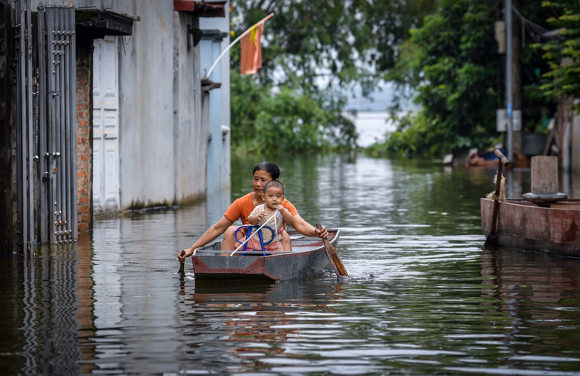 Việc di chuyển được thực hiện chủ yếu bằng thuyền.
