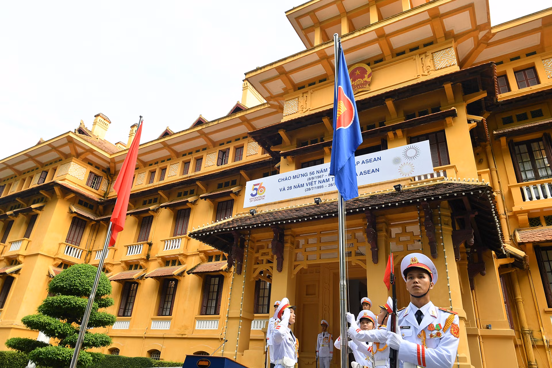 Lễ Thượng cờ ASEAN vào dịp kỷ niệm Ngày thành lập ASEAN 8/8 hằng năm là thông lệ của tất cả các nước thành viên ASEAN. Lá cờ ASEAN là biểu tượng cho tình đoàn kết, hữu nghị, hợp tác của Hiệp hội và khát vọng hòa bình, ổn định, phát triển thịnh vượng của tất cả các nước thành viên dưới mái nhà chung là Cộng đồng ASEAN. (Ảnh: THÀNH ĐẠT) Lễ Thượng cờ ASEAN vào dịp kỷ niệm Ngày thành lập ASEAN 8/8 hằng năm là thông lệ của tất cả các nước thành viên ASEAN. Lá cờ ASEAN là biểu tượng cho tình đoàn kết, hữu nghị, hợp tác của Hiệp hội và khát vọng hòa bình, ổn định, phát triển thịnh vượng của tất cả các nước thành viên dưới mái nhà chung là Cộng đồng ASEAN. (Ảnh: THÀNH ĐẠT)