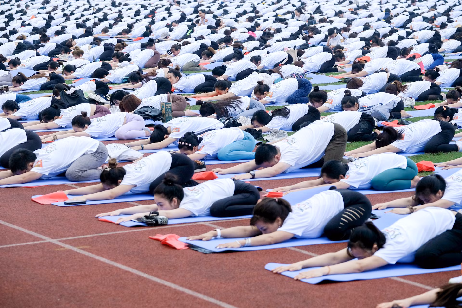 [Ảnh] 5.000 người đồng diễn yoga xếp hình lá cờ Tổ quốc, xác lập kỷ lục Việt Nam ảnh 7