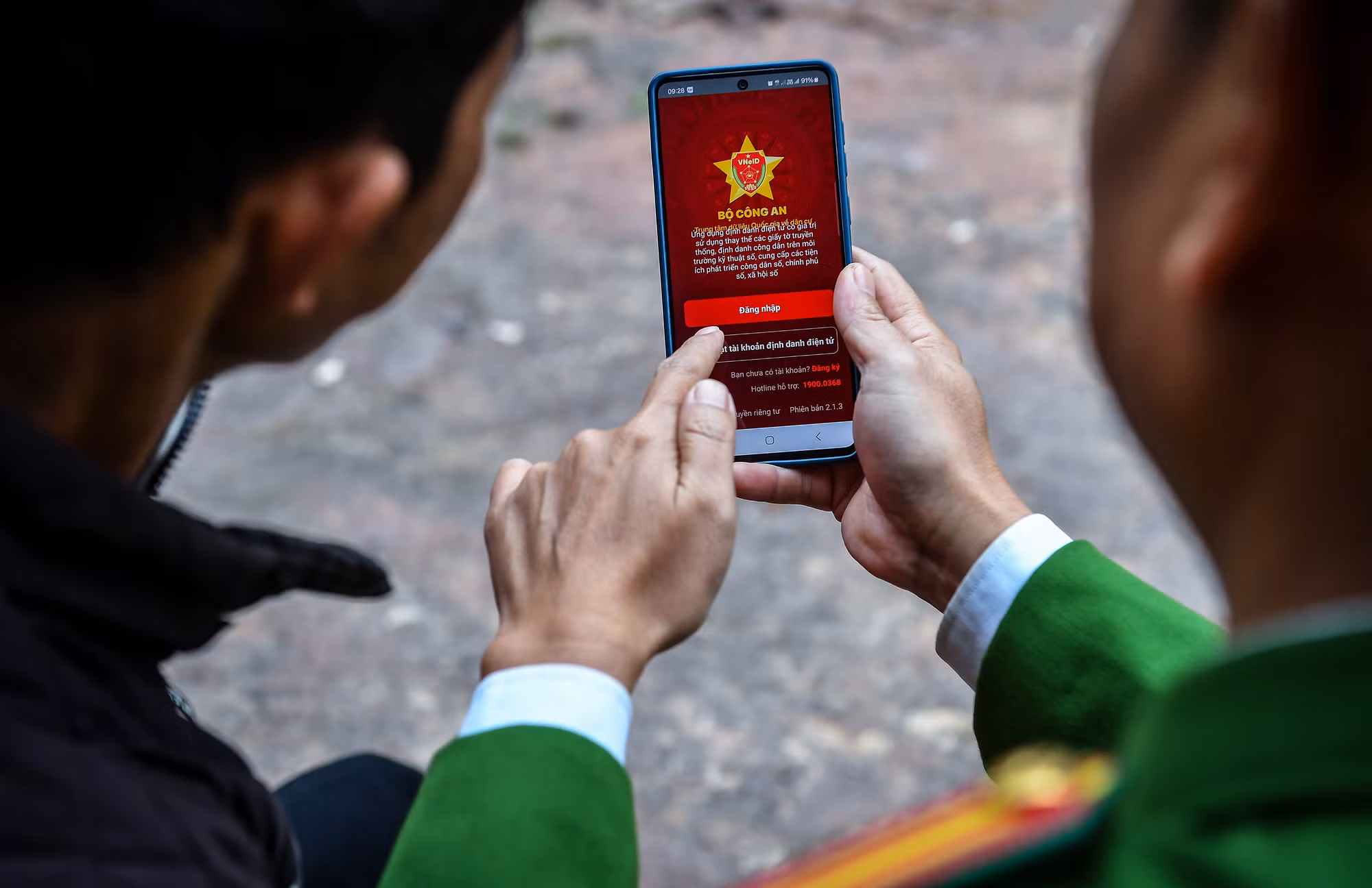 "Ban đầu bà con còn bỡ ngỡ, nhưng tinh thần chung của chúng tôi là không ngại giải thích, không nề hà hướng dẫn người dân", Trung tá Đặng Đình Hoan, Phó Trưởng Công an xã Sín Thầu (huyện Mường Nhé) khẳng định. "Ban đầu bà con còn bỡ ngỡ, nhưng tinh thần chung của chúng tôi là không ngại giải thích, không nề hà hướng dẫn người dân", Trung tá Đặng Đình Hoan, Phó Trưởng Công an xã Sín Thầu (huyện Mường Nhé) khẳng định.
