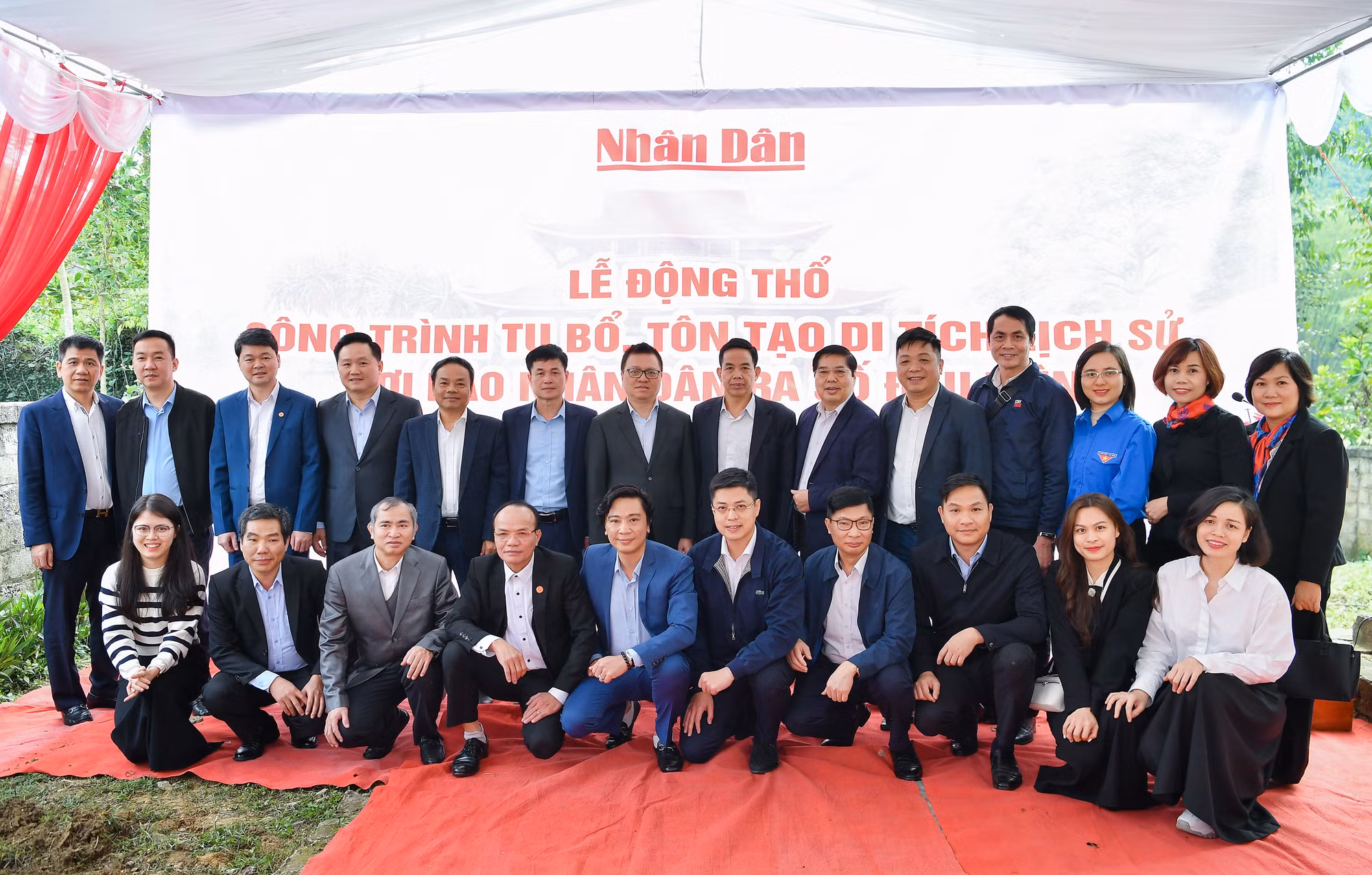 Các đại biểu chụp ảnh lưu niệm tại công trình lịch sử, nơi Báo Nhân Dân ra số đầu tiên ngày 11/3/1951.