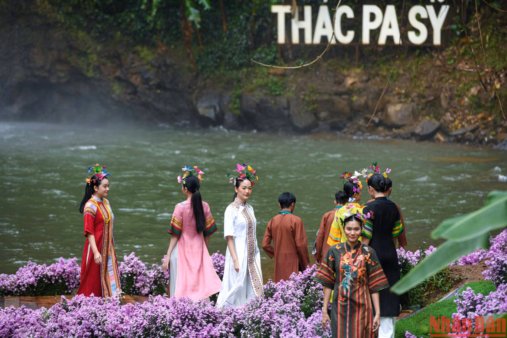 Nhà thiết kế Minh Hạnh cho biết, những chiếc áo dài trên nền vải thổ cẩm là sản phẩm vải độc đáo mang đậm bản sắc dân tộc của đồng bào các dân tộc Tây Nguyên như: Ê Đê, Ba Na, Xê Đăng... Với mỗi cộng đồng dân tộc, các họa tiết thổ cẩm sẽ khác nhau, cách phối màu cũng khác nhau. Nhà thiết kế Minh Hạnh cho biết, những chiếc áo dài trên nền vải thổ cẩm là sản phẩm vải độc đáo mang đậm bản sắc dân tộc của đồng bào các dân tộc Tây Nguyên như: Ê Đê, Ba Na, Xê Đăng... Với mỗi cộng đồng dân tộc, các họa tiết thổ cẩm sẽ khác nhau, cách phối màu cũng khác nhau.