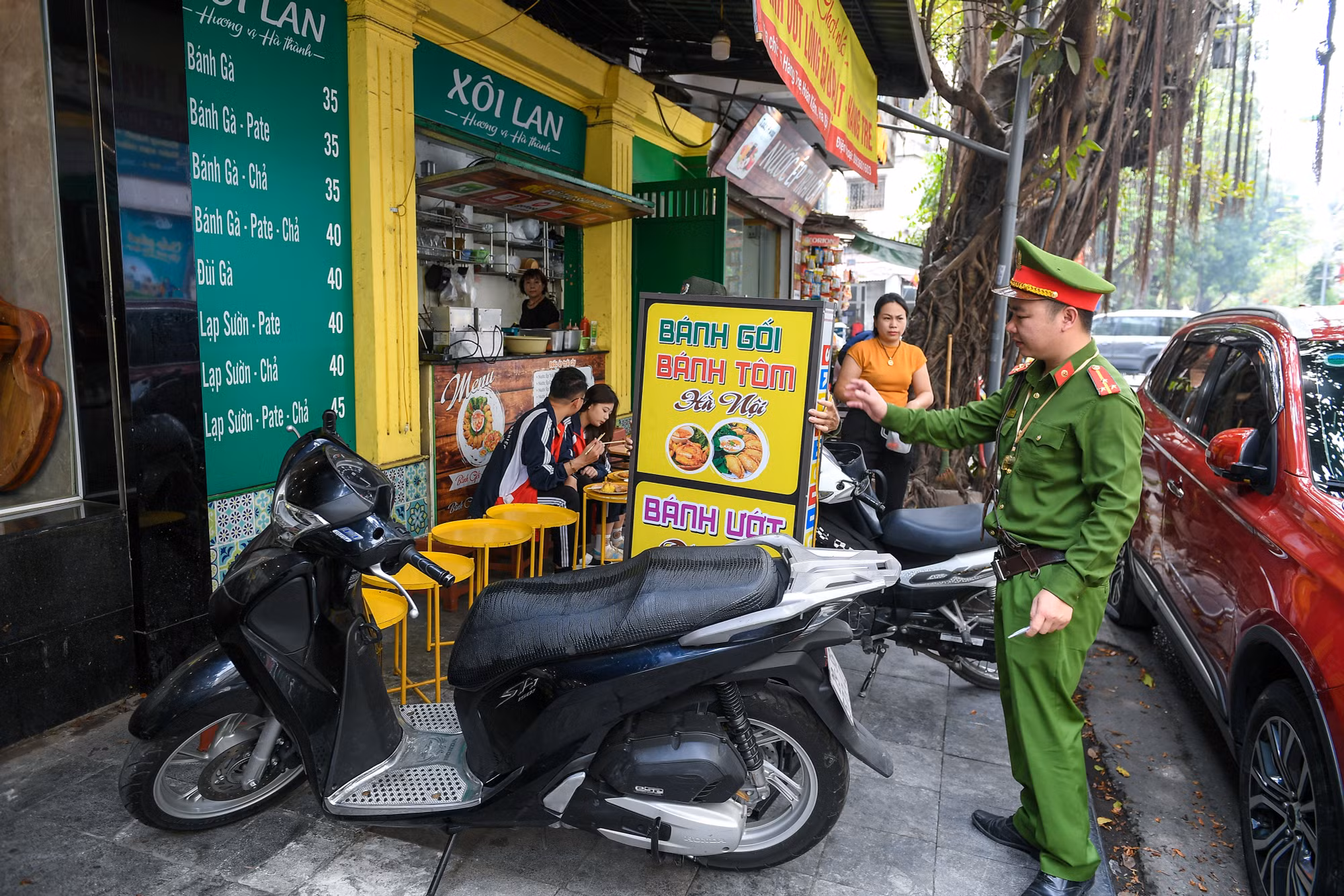 [Ảnh] Hà Nội kiểm tra, xử lý tình trạng lấn chiếm vỉa hè, lòng đường ảnh 7