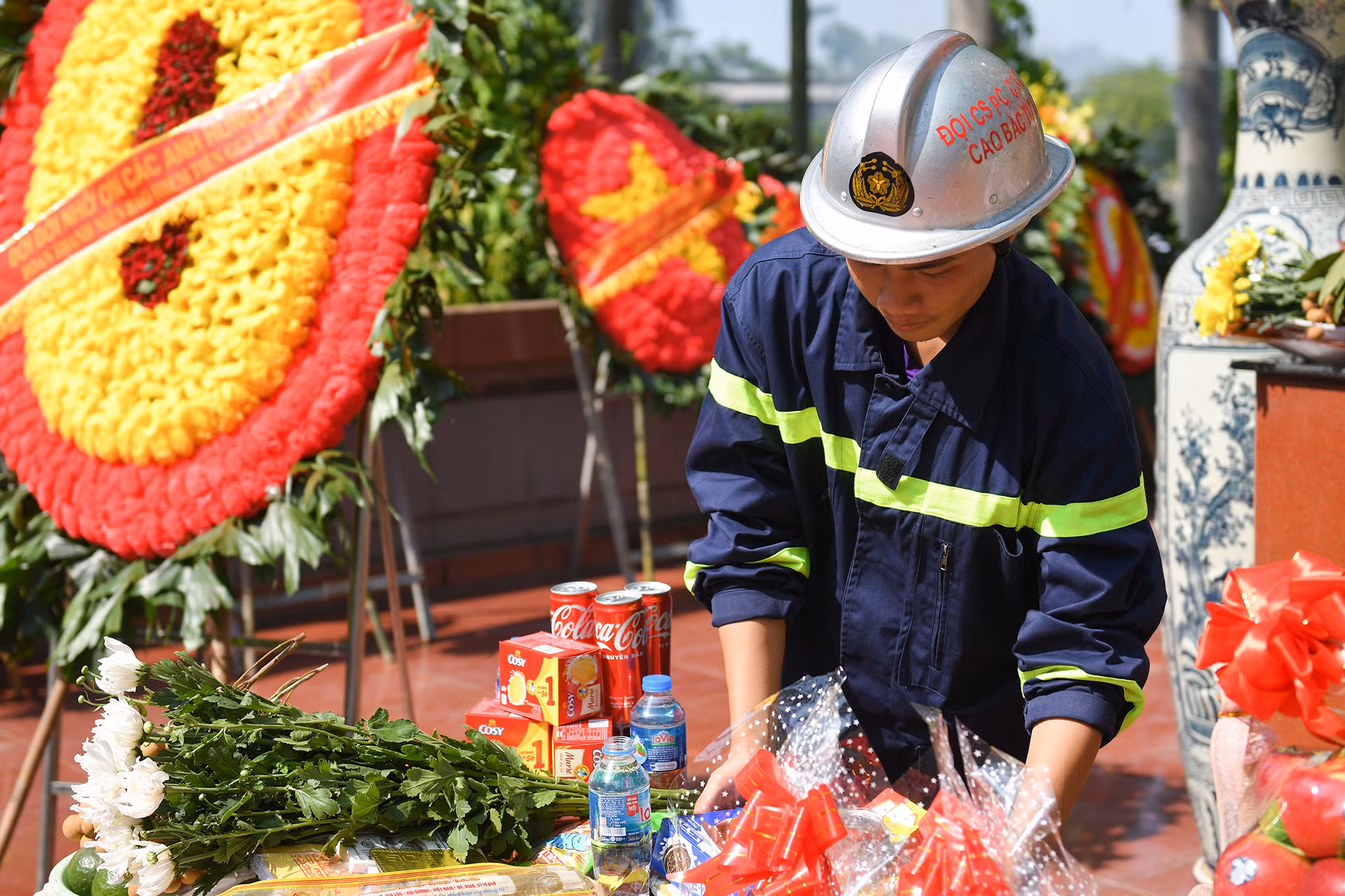 Nghĩa trang Tây Tựu cũng là nơi an nghỉ của 3 chiến sĩ phòng cháy, chữa cháy đã anh dũng hy sinh khi thực hiện nhiệm vụ. Hương, hoa được những đồng đội của họ chuẩn bị chu đáo.