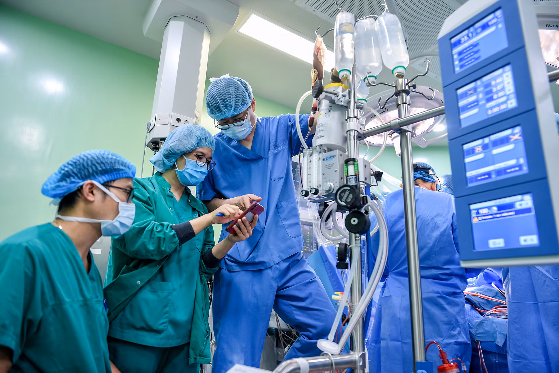 [Ảnh] Cận cảnh ca mổ thứ 700 trường hợp tim bẩm sinh với kỹ thuật ít xâm lấn ảnh 13