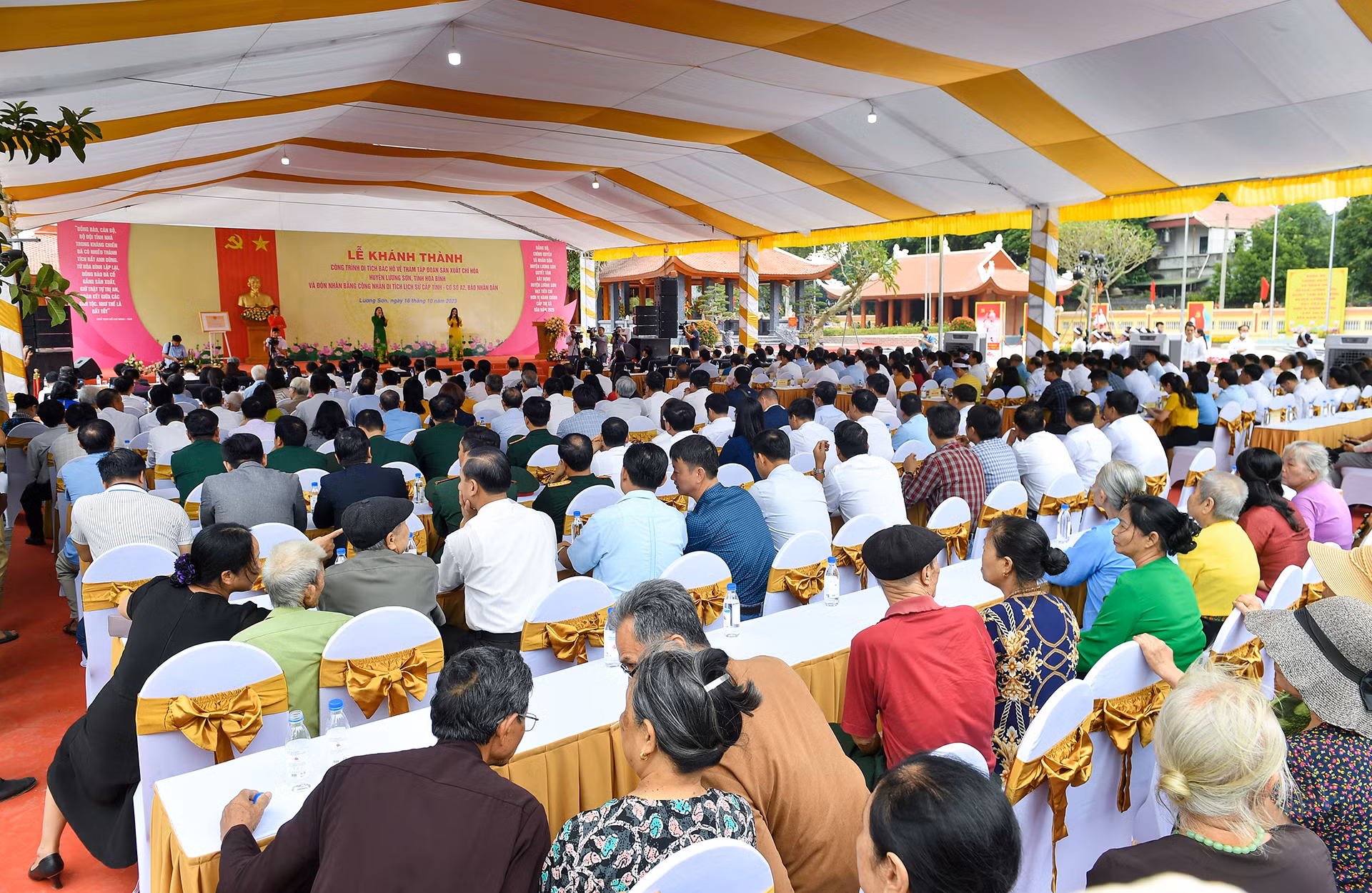Đông đảo cán bộ, chính quyền nhân dân các dân tộc tỉnh Hòa Bình, đại diện Ban Liên lạc con em miền nam tập kết ra bắc tới dự buổi buổi lễ.