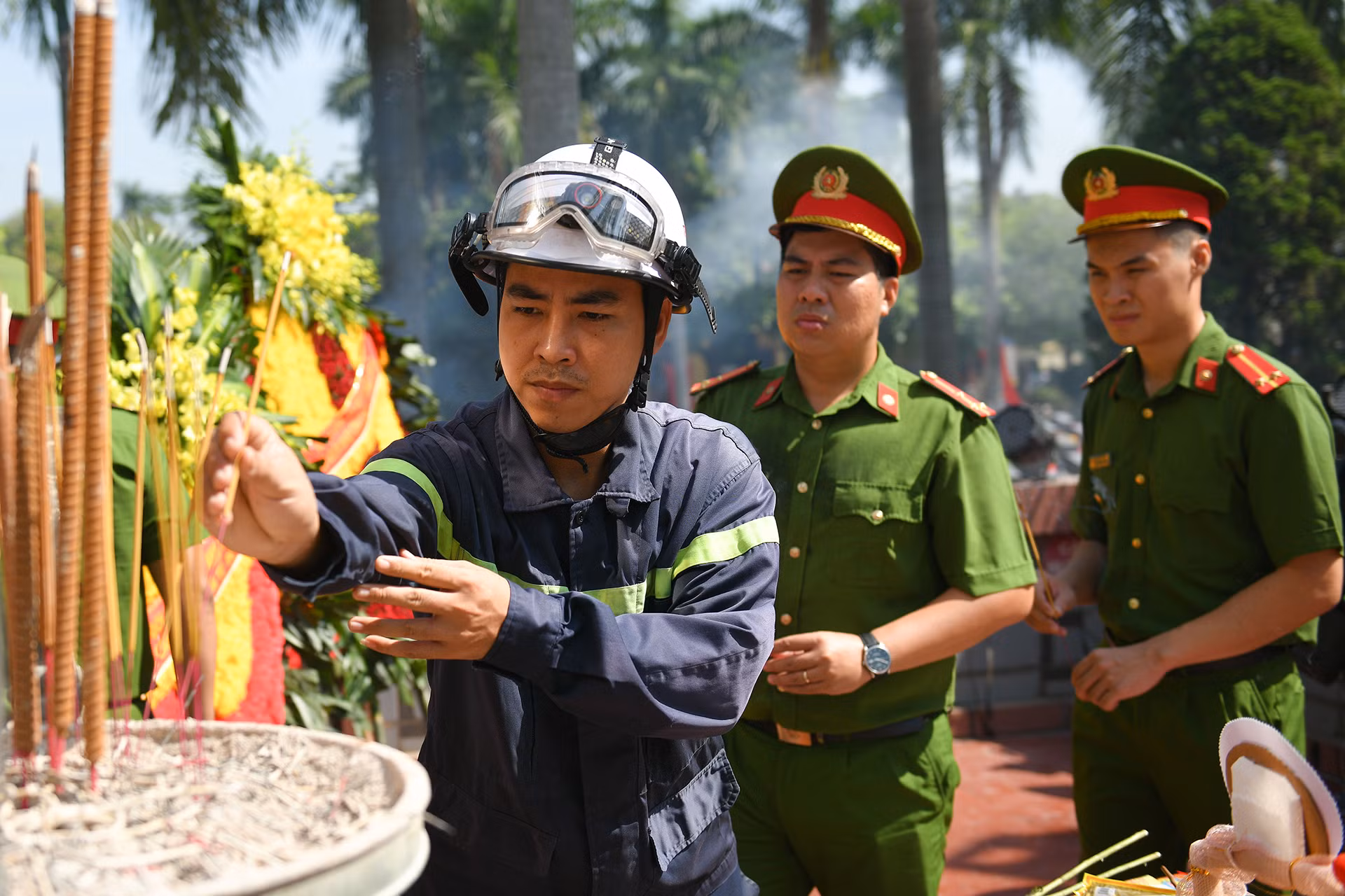 Cán bộ chiến sĩ Đội Cảnh sát Phòng cháy, chữa cháy và Cứu nạn, cứu hộ quận Bắc Từ Liêm kính cẩn nghiêng mình, bày tỏ lòng biết ơn sâu sắc, tri ân công lao to lớn vì sự trường tồn cho dân tộc của Anh hùng, liệt sĩ.