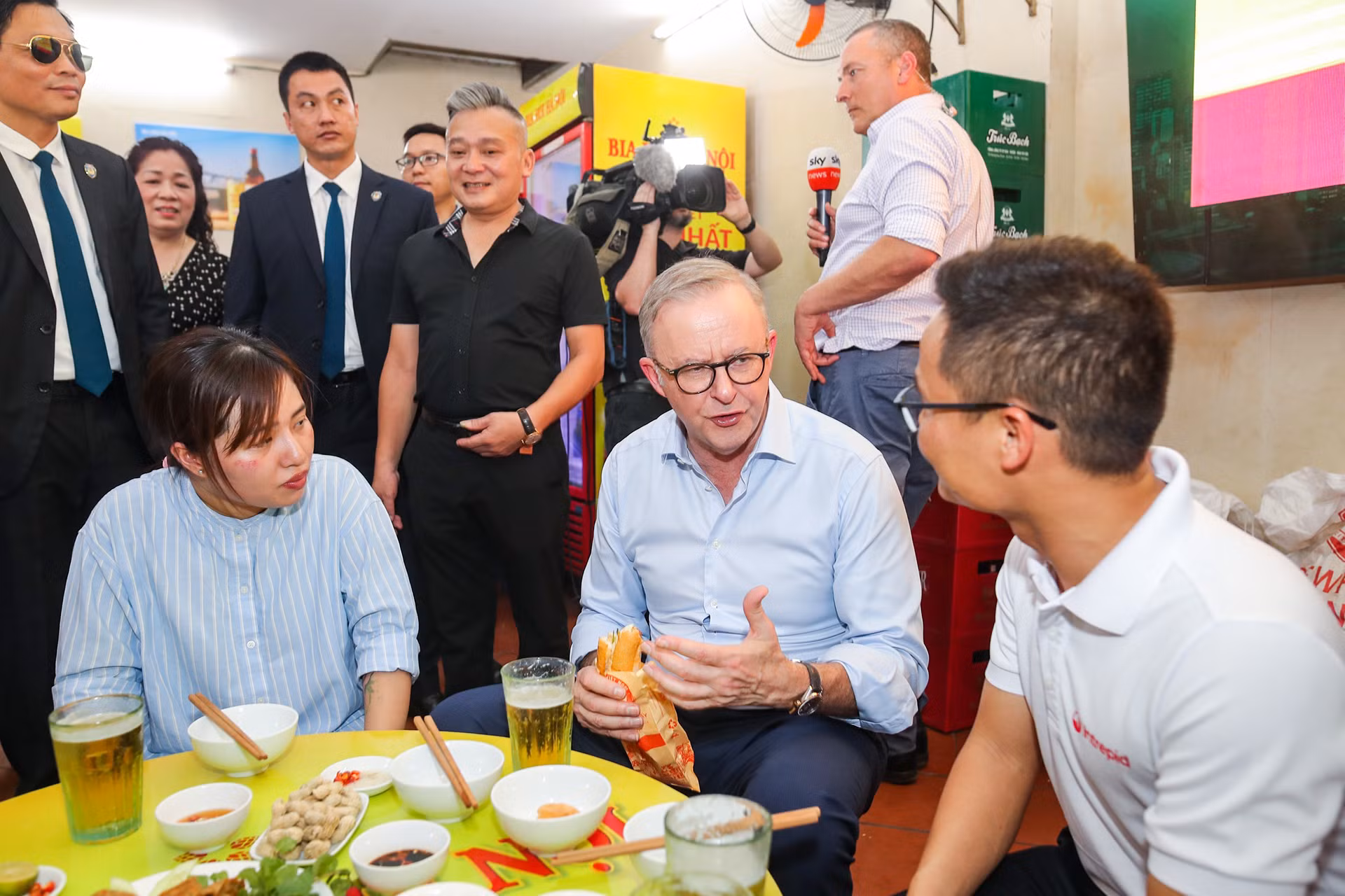 [Ảnh] Thủ tướng Australia Anthony Albanese uống bia hơi, ăn bánh mỳ Hà Nội ảnh 6