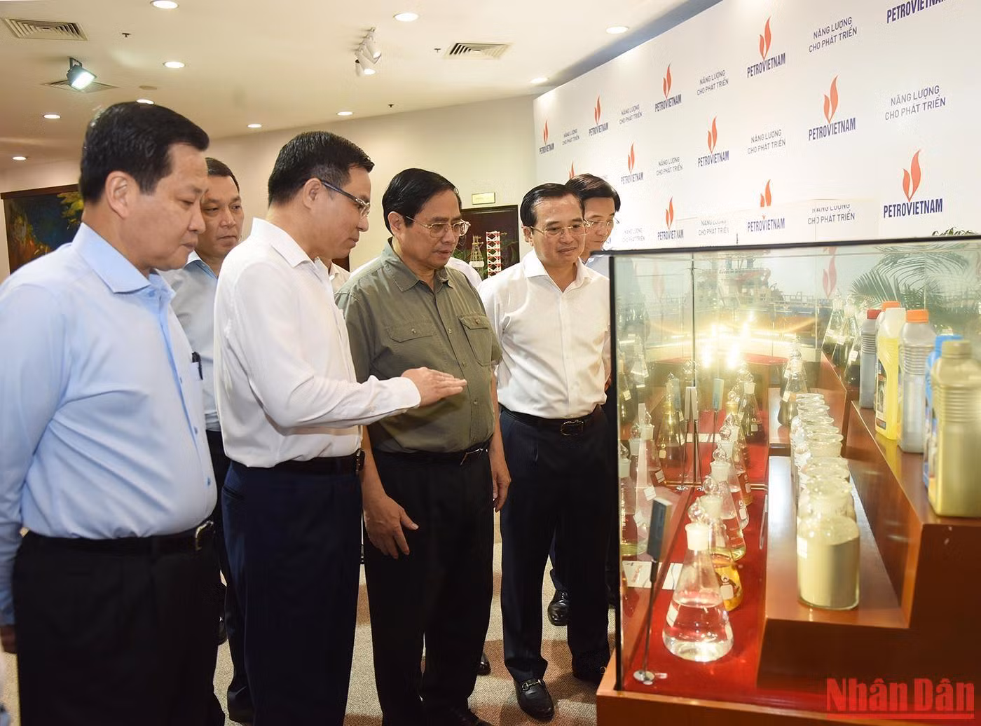 Thủ tướng Phạm Minh Chính nghe giới thiệu về các sản phẩm của Petrovietnam.