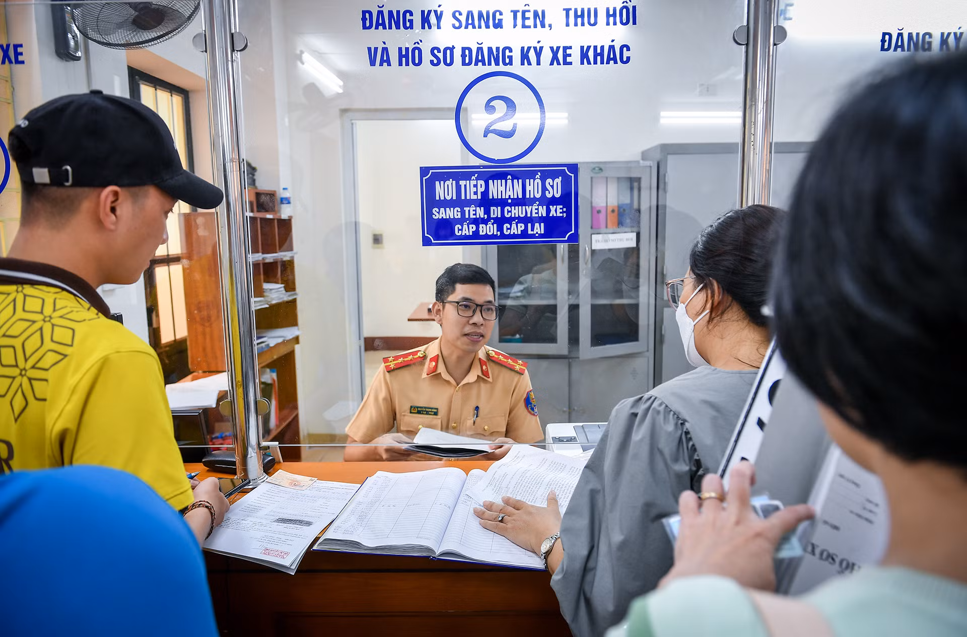 Với chủ xe là người Việt Nam, biển số được quản lý theo số định danh cá nhân. Với người nước ngoài, biển số quản lý theo số định danh của họ do hệ thống định danh và xác thực điện tử xác lập hoặc số thẻ thường trú, tạm trú... Với tổ chức, biển số được quản lý theo mã định danh của tổ chức hoặc mã số thuế, quyết định thành lập.