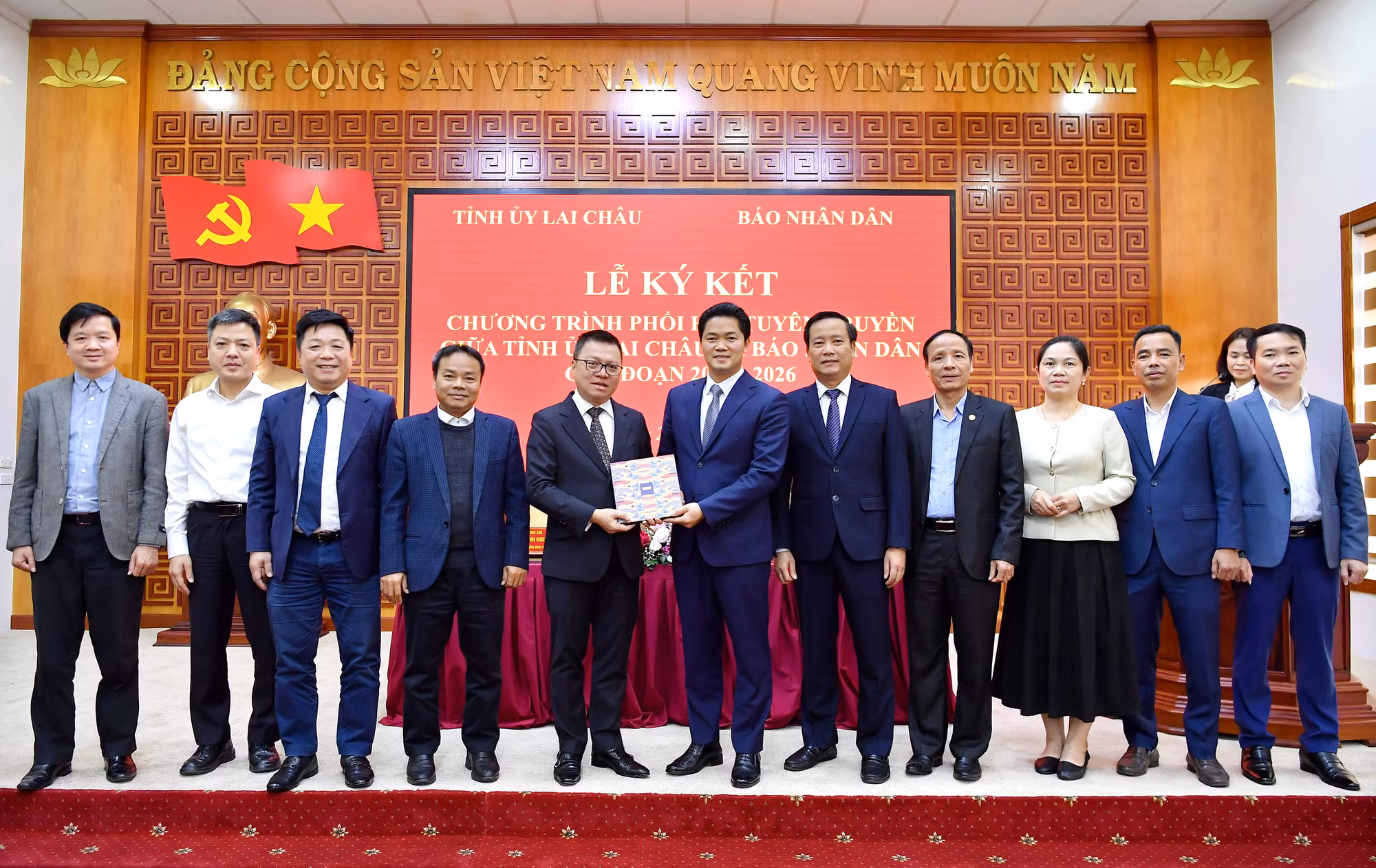 Đồng chí Lê Quốc Minh, Tổng Biên tập Báo Nhân Dân tặng quà lưu niệm cho Thường trực Tỉnh ủy Lai Châu.